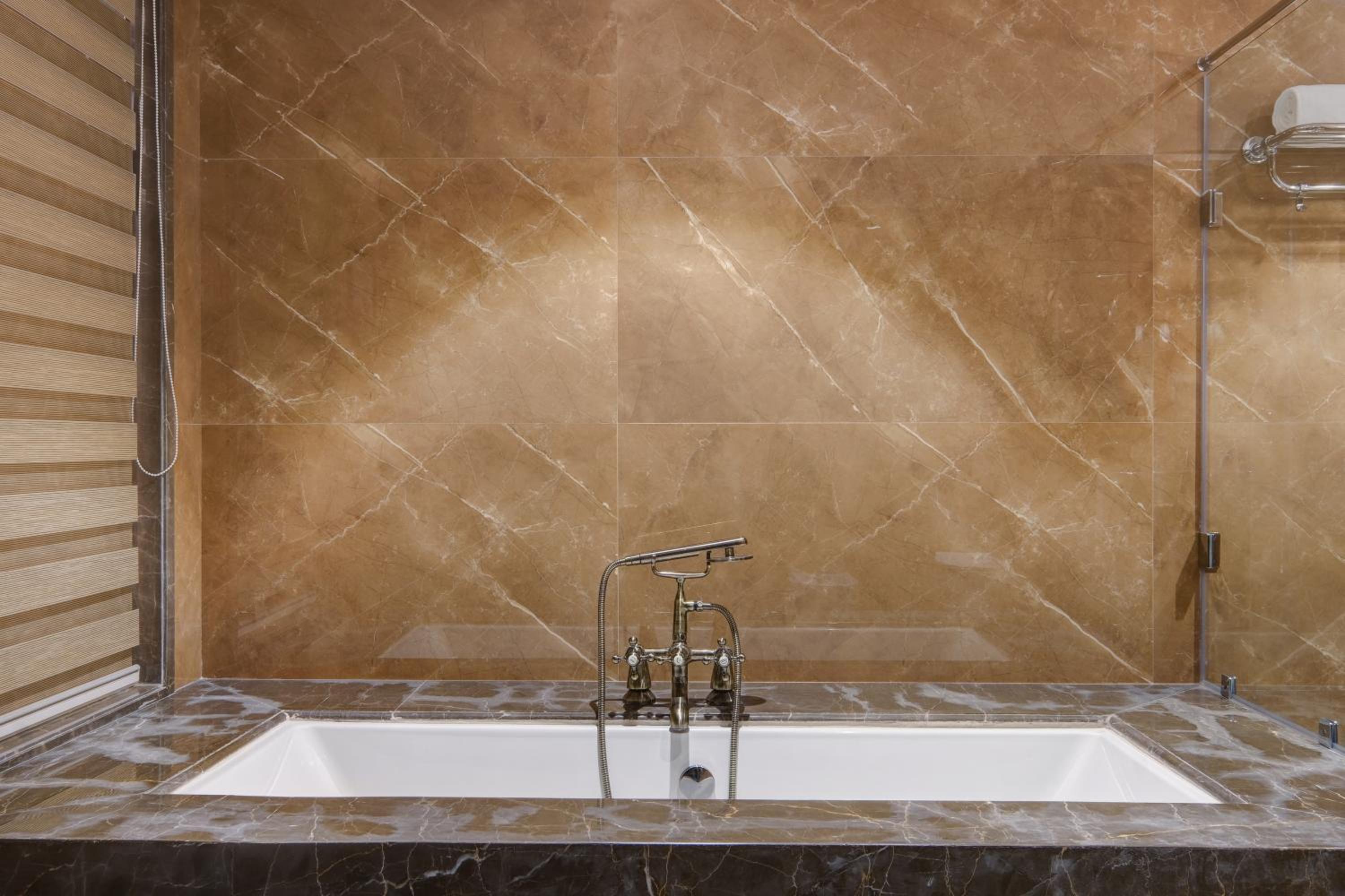 Executive King Suite - Photo 15