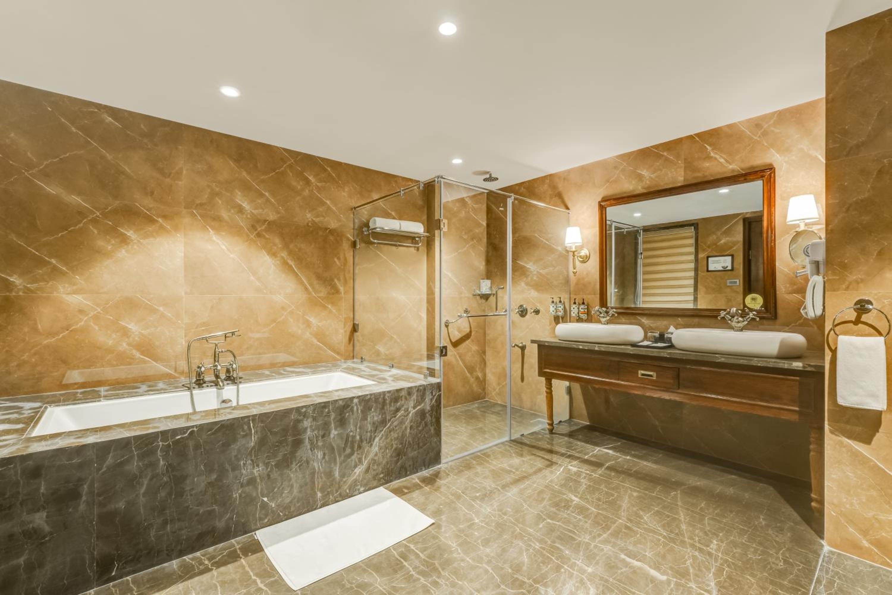 Executive King Suite - Photo 12