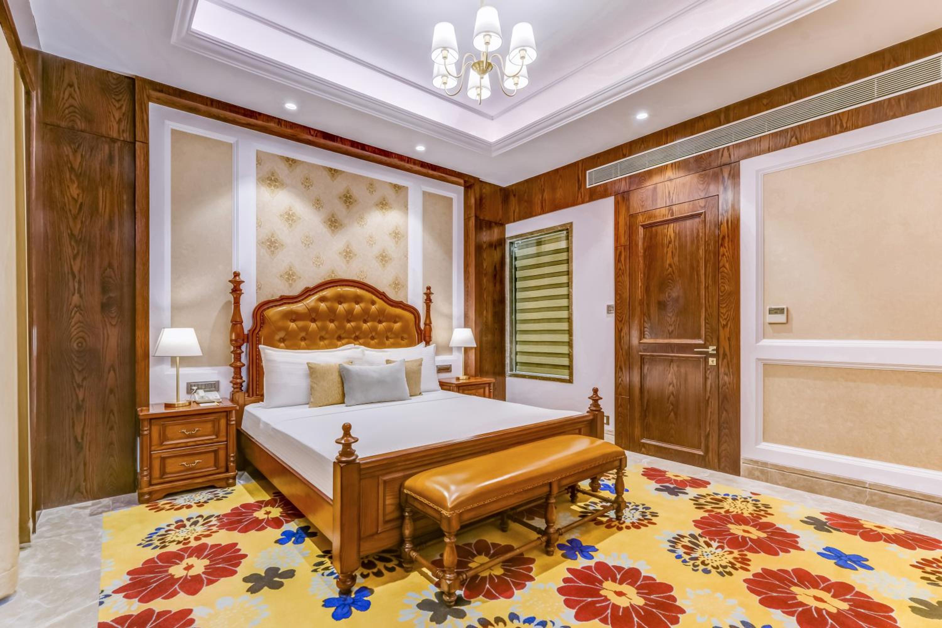 Executive King Suite - Photo 2