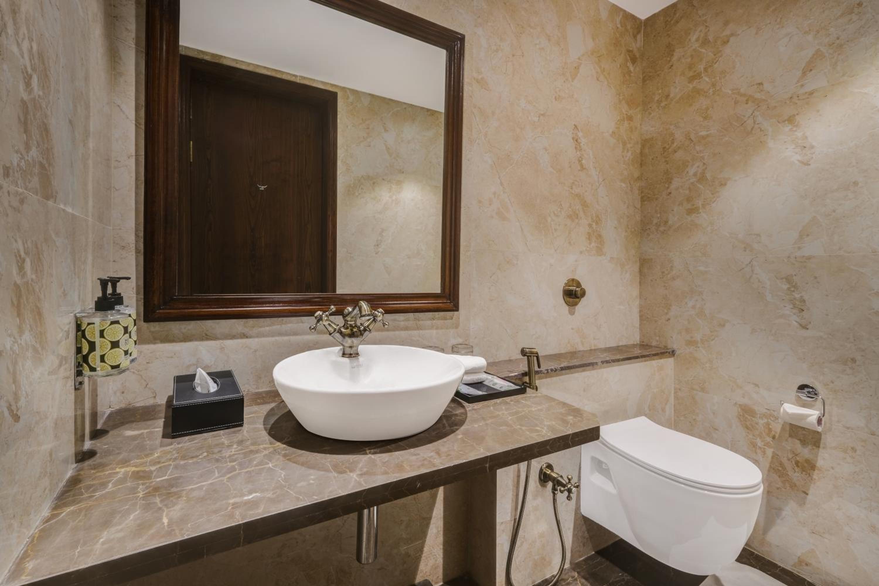 Executive King Suite - Photo 7