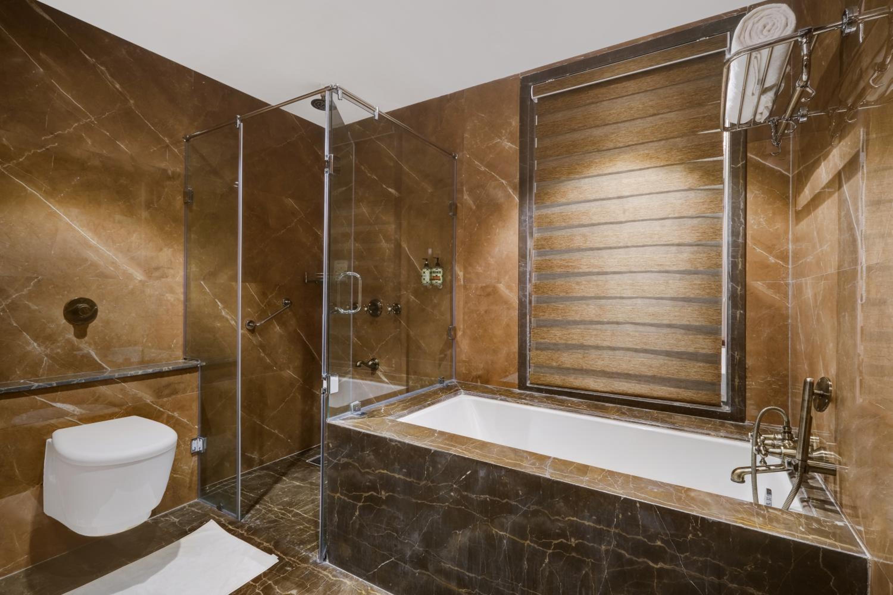 Executive King Suite - Photo 8