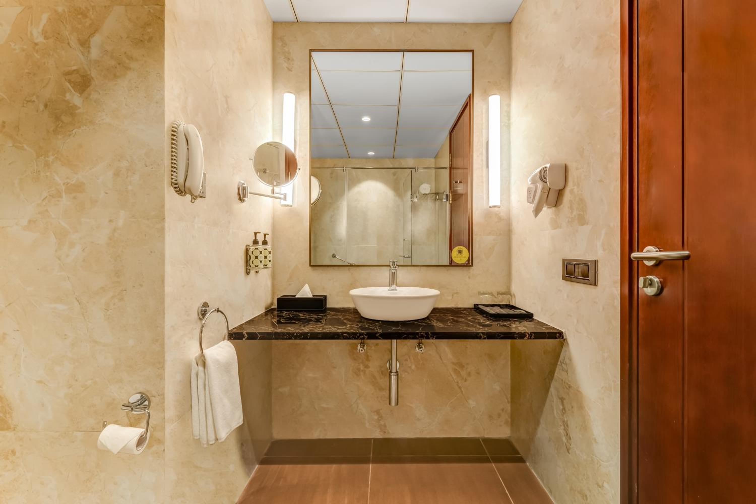 Deluxe Queen Room - Photo 15