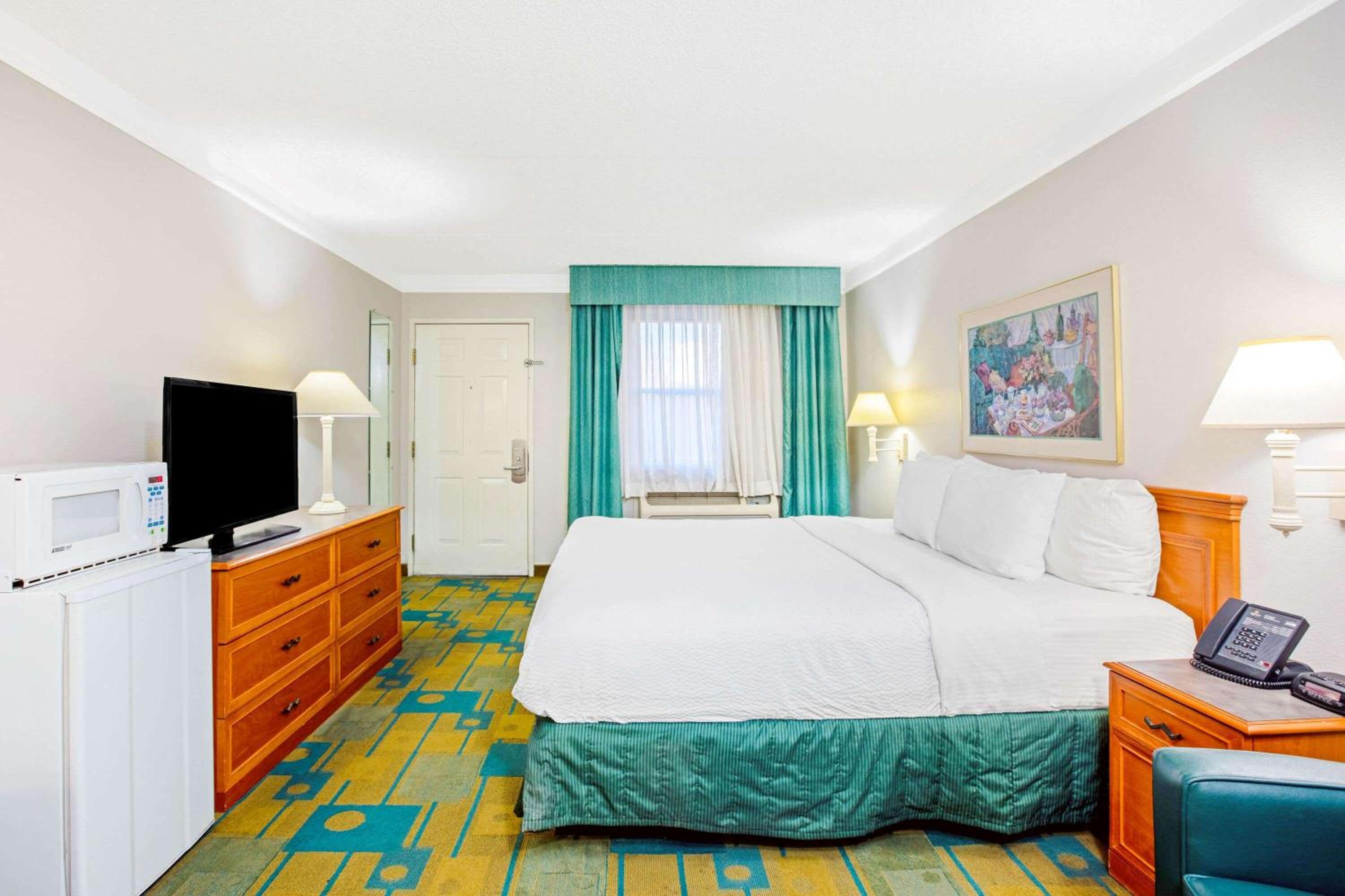 King Room with Roll-In Shower - Mobility Access/Non-Smoking - Photo 1