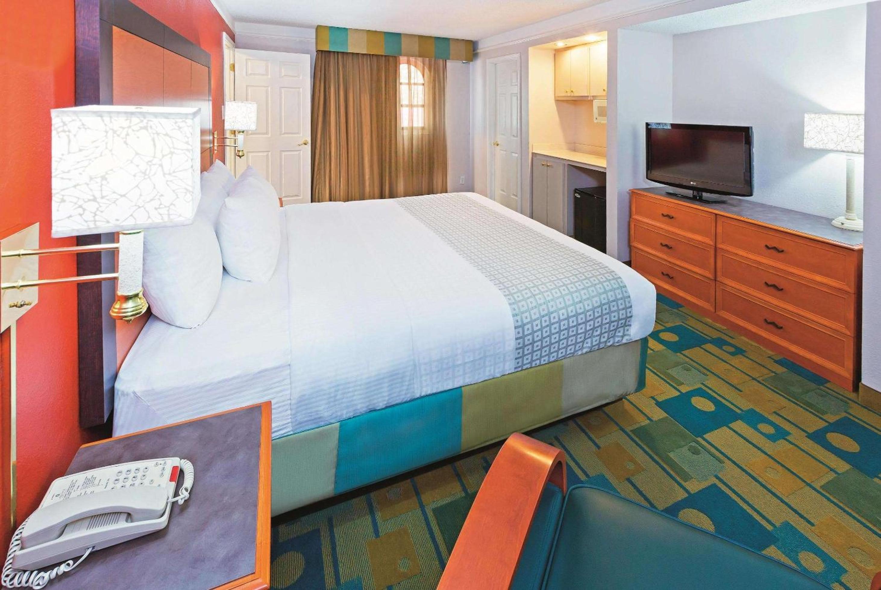 1 King Bed, Non-Smoking - Photo 2