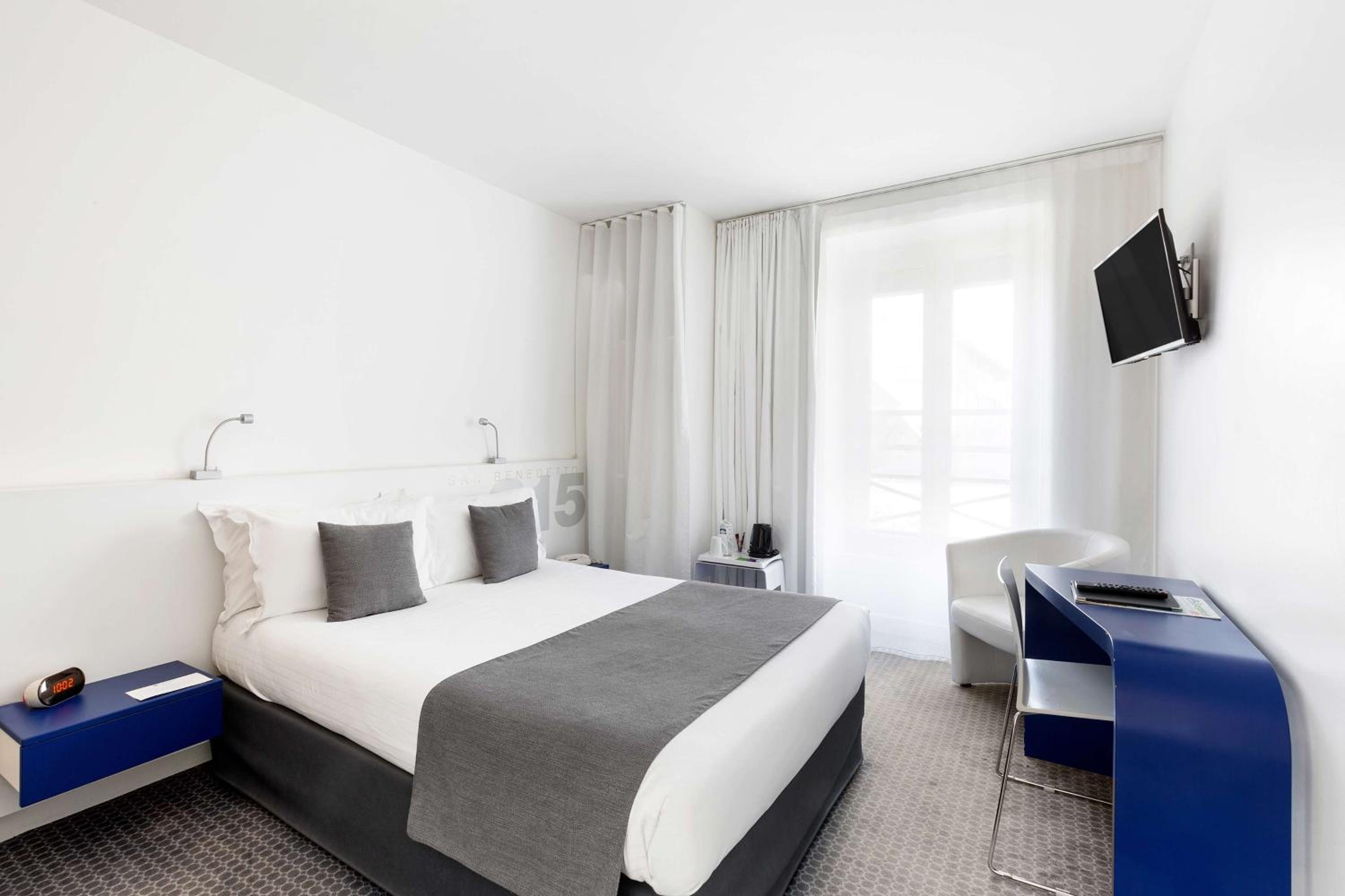 Classic Double Room with Double Bed - Non-Smoking - Photo 4