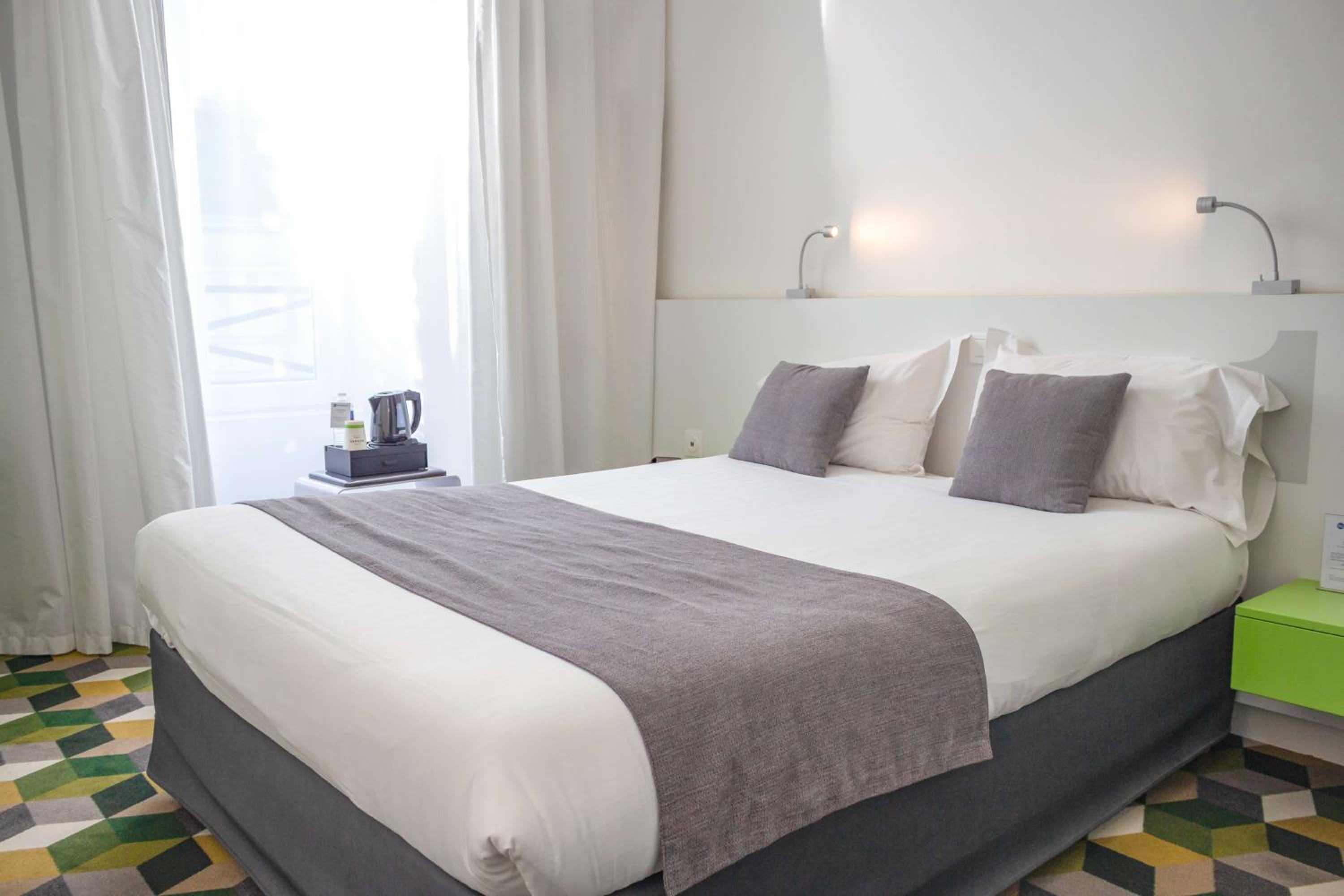 Classic Double Room with Double Bed - Non-Smoking - Photo 1