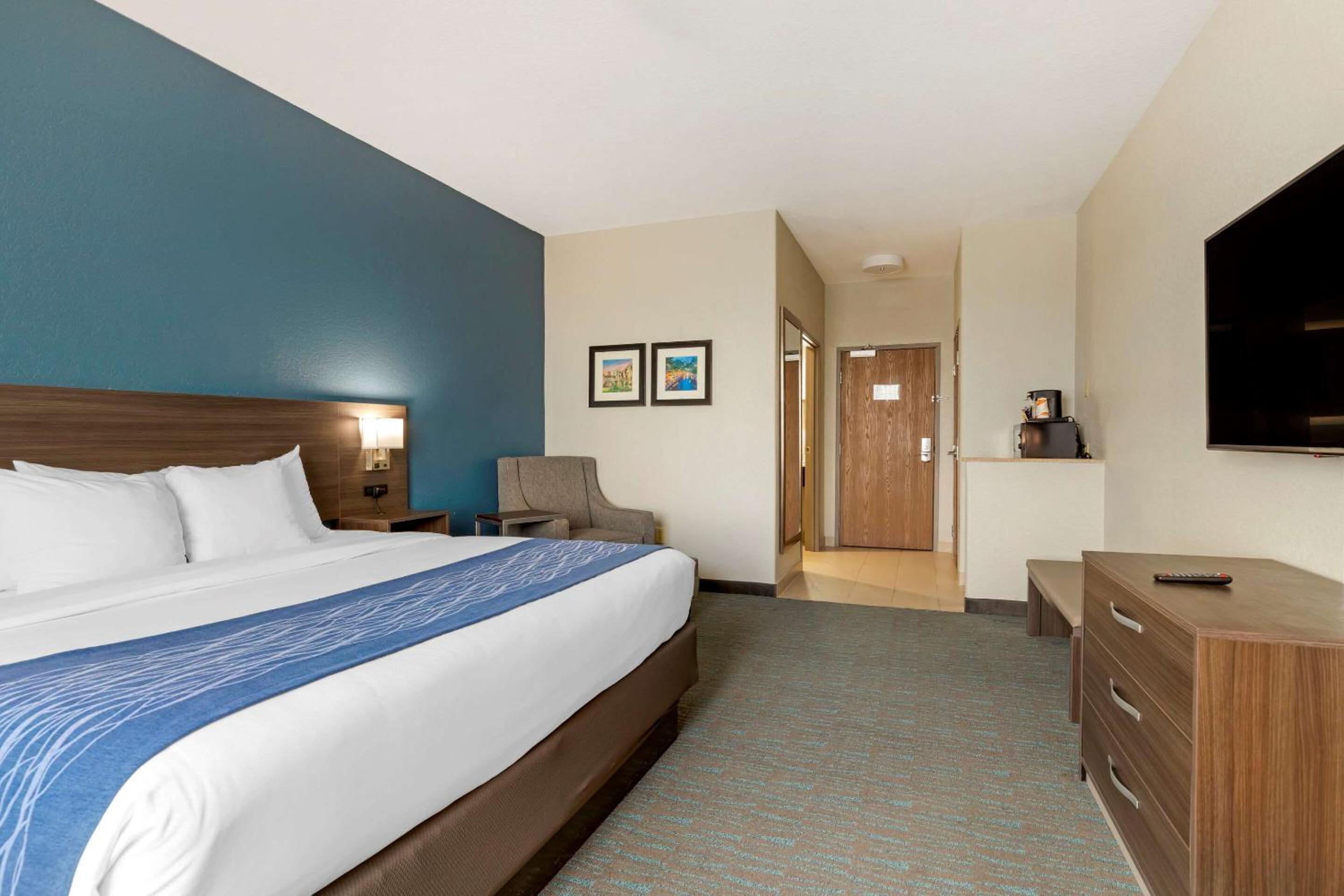 King Room With Roll-In Shower - Accessible/Non-Smoking - Photo 3