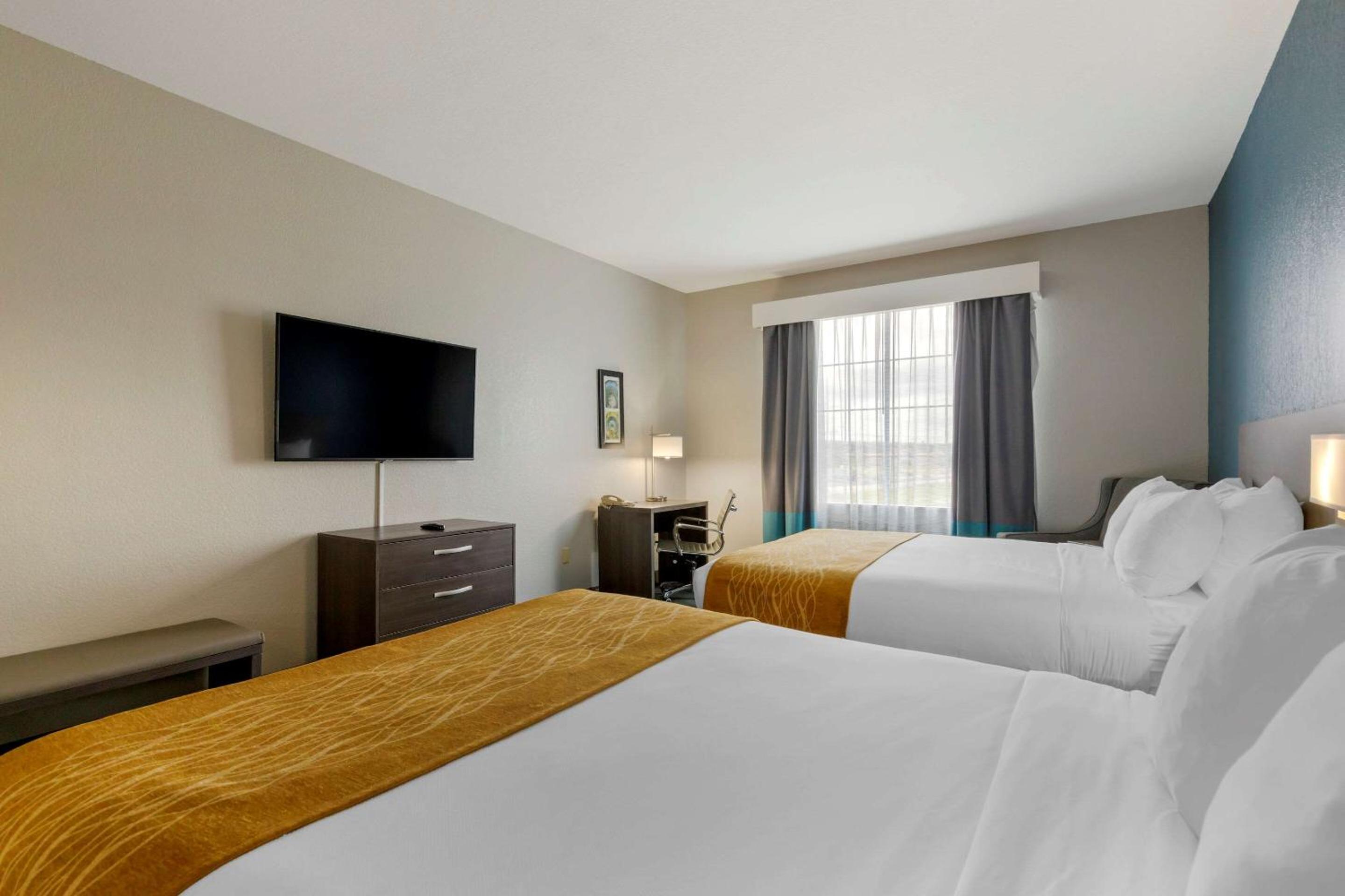 Queen Room With Two Queen Beds - Non-Smoking photo 2