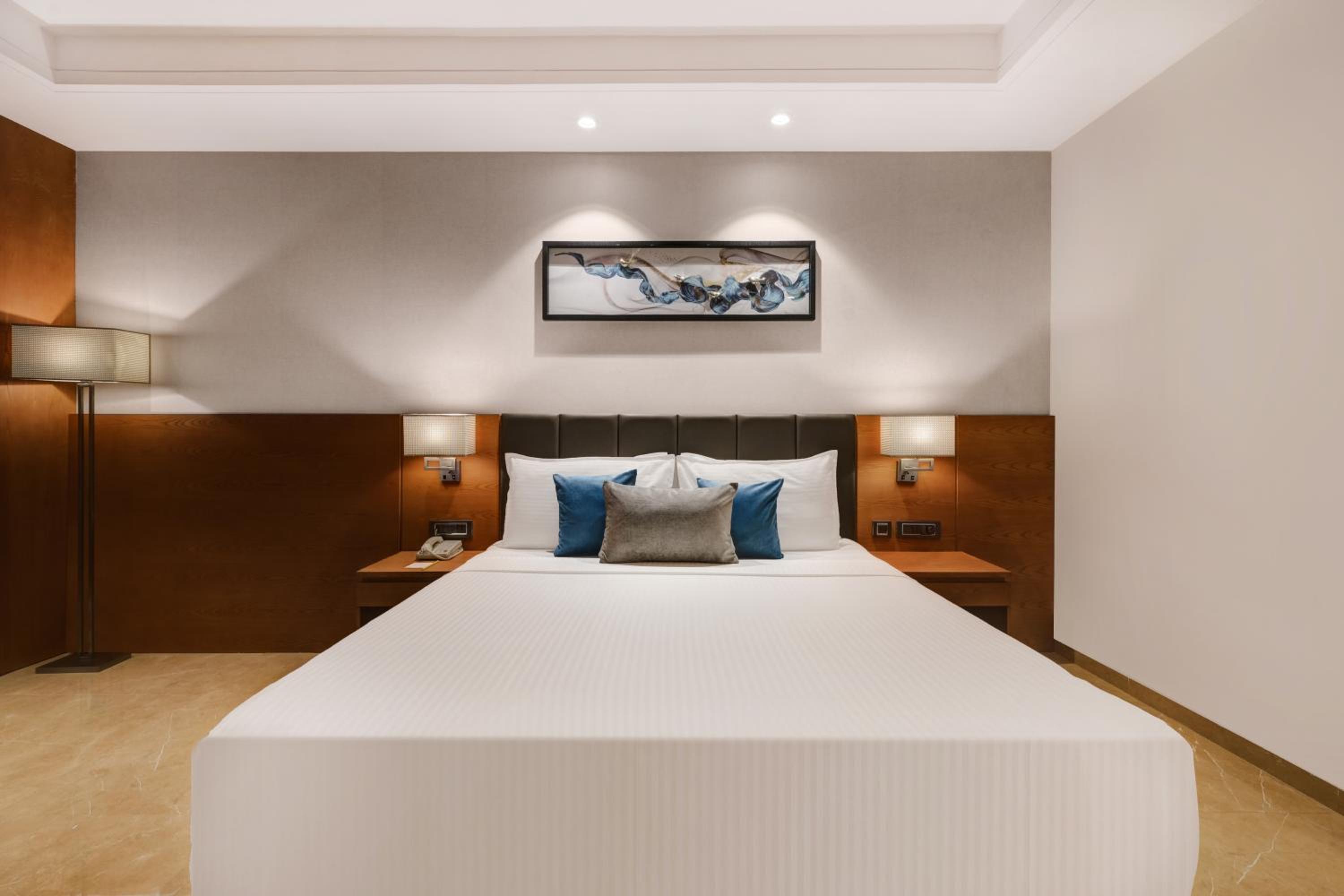 Deluxe King Room - Photo 1