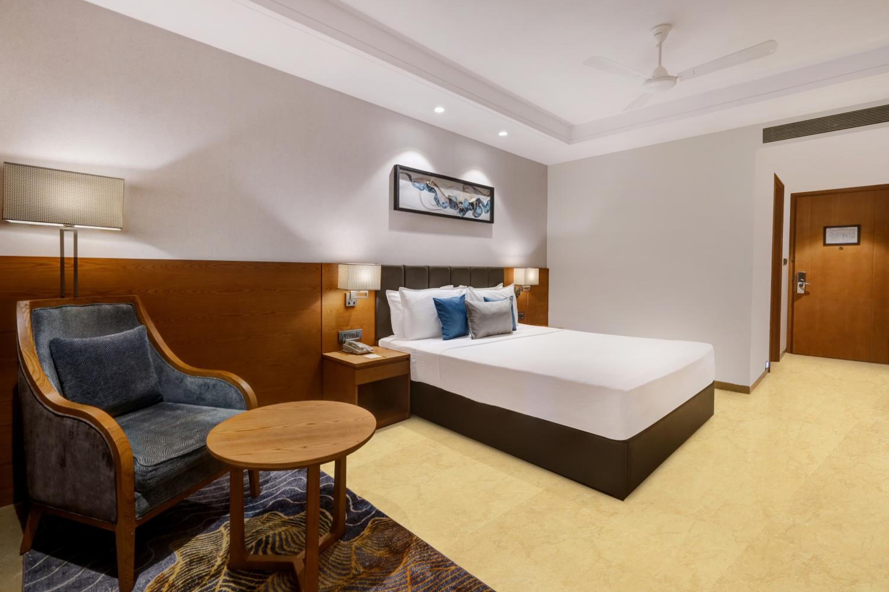 Deluxe King Room - Photo 14