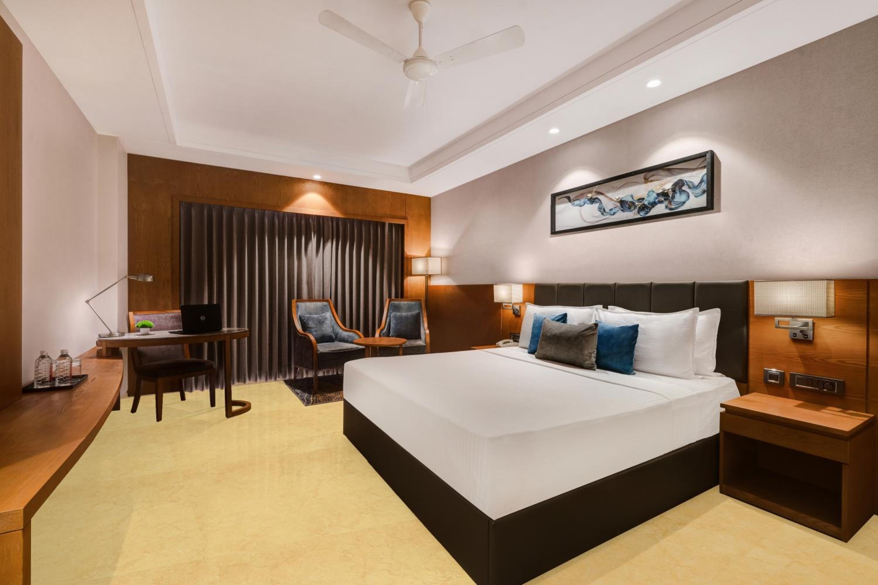 Deluxe King Room - Photo 13