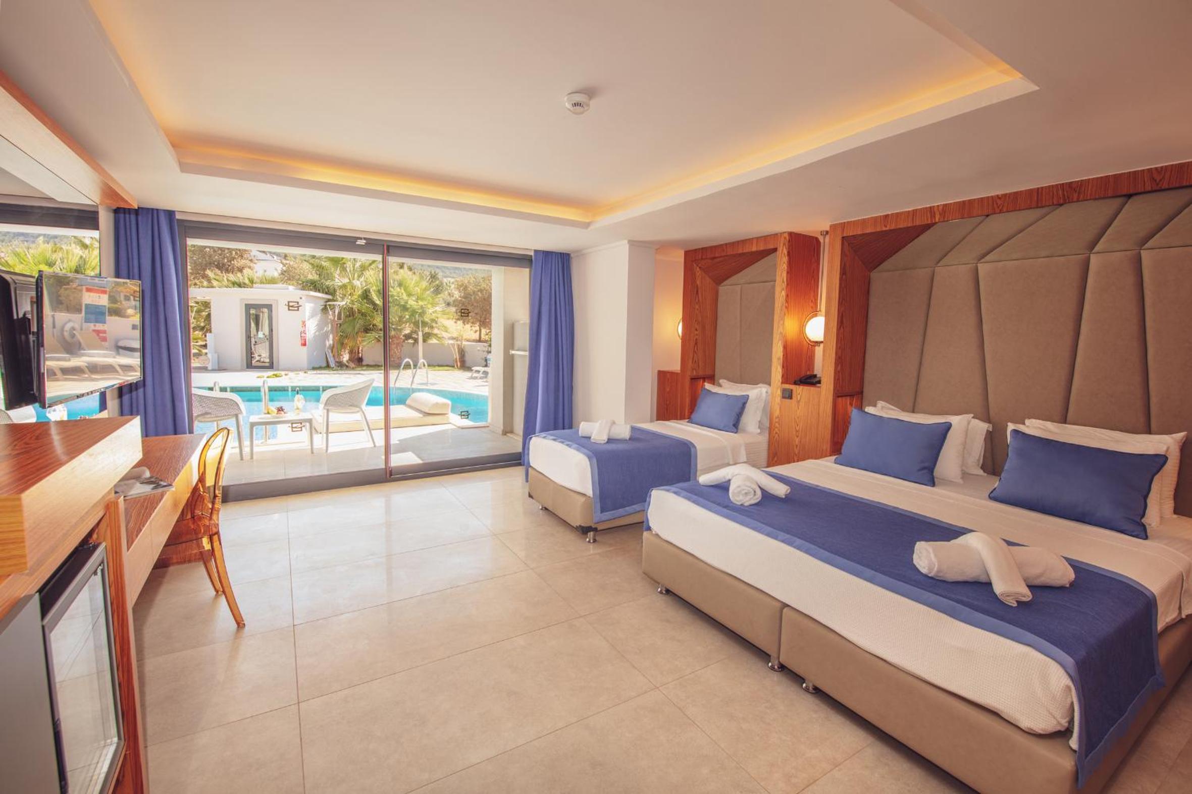 ANNEX SWIM UP ROOM 
