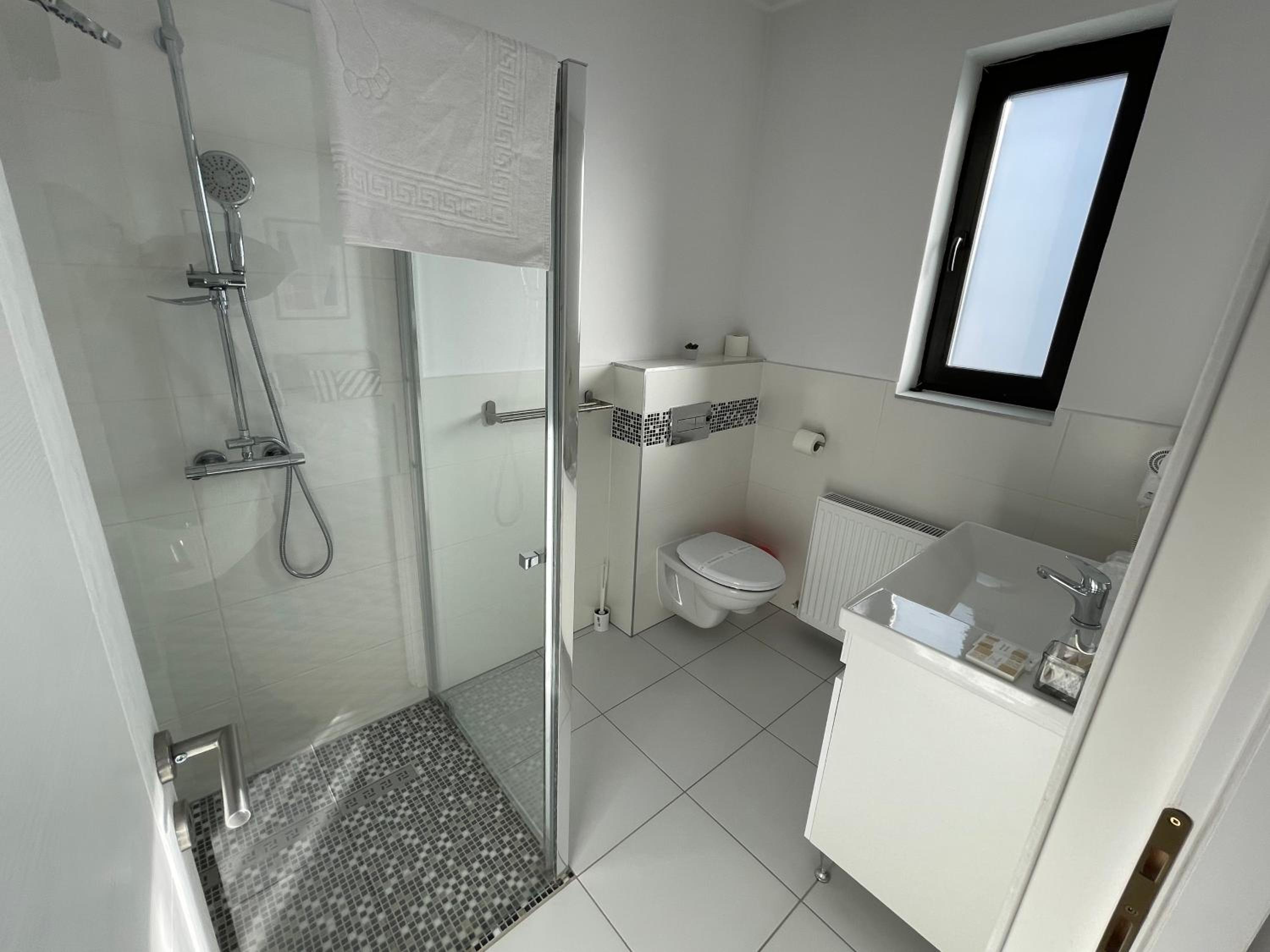 Family Room with Private Bathroom - Photo 4