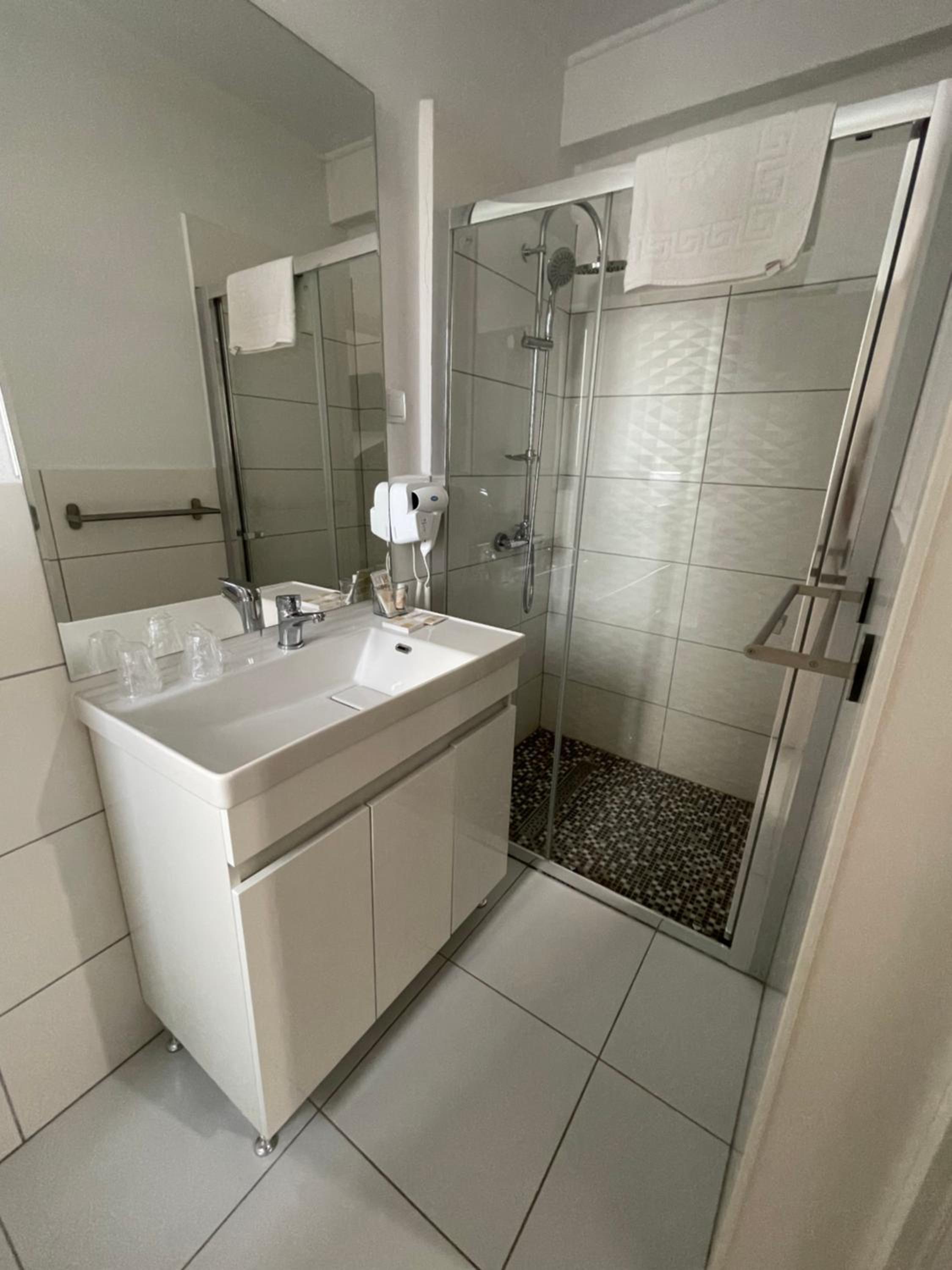 Double Room with Private Bathroom - Photo 2