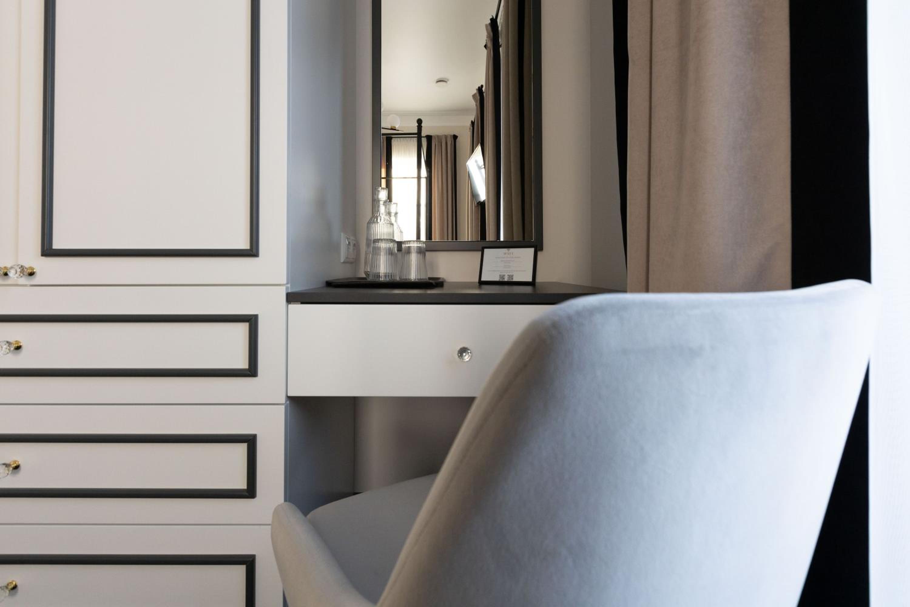Quadruple Room with Balcony - Photo 7