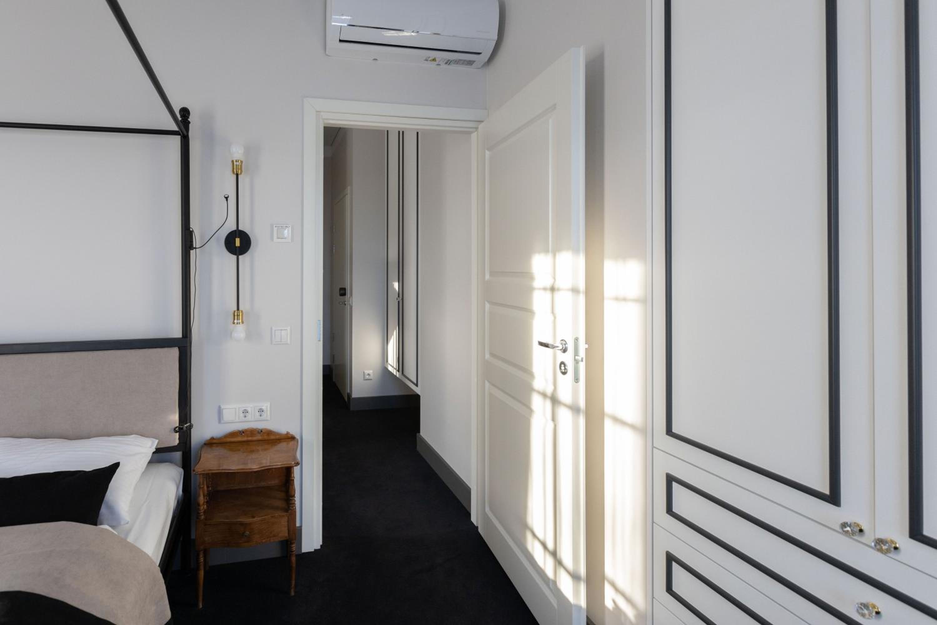 Quadruple Room with Balcony - Photo 8