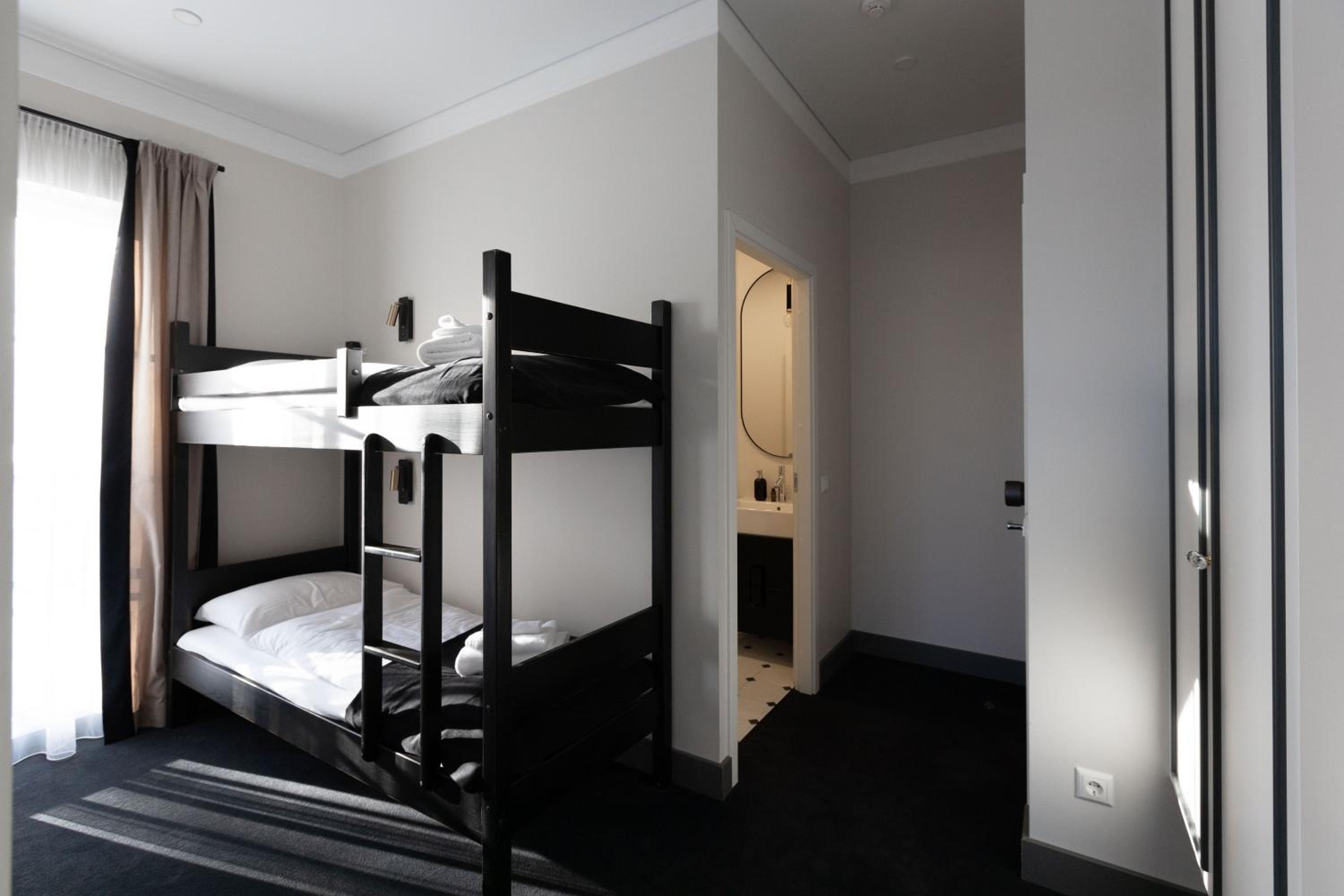 Quadruple Room with Balcony - Photo 6