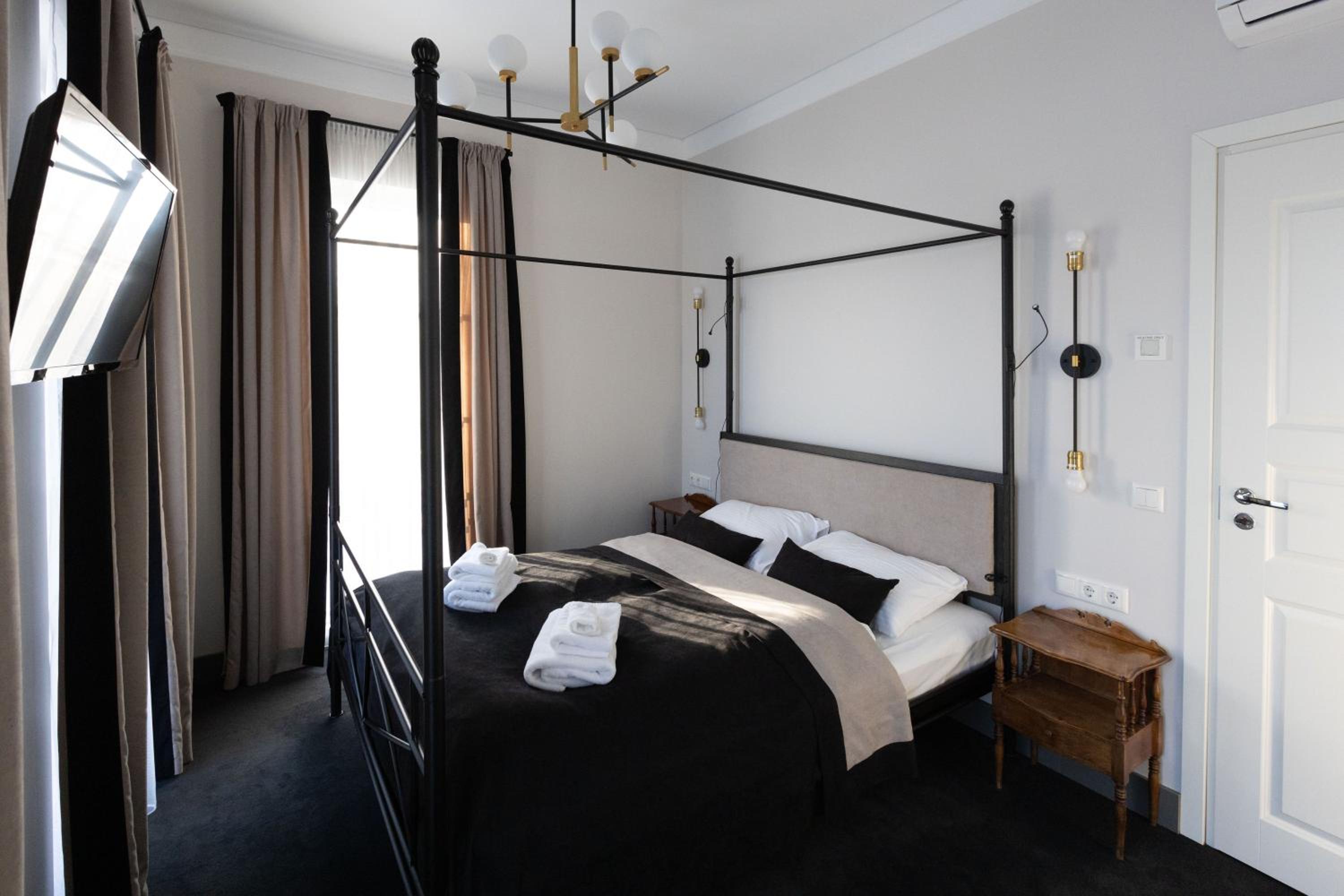 Quadruple Room with Balcony - Photo 5