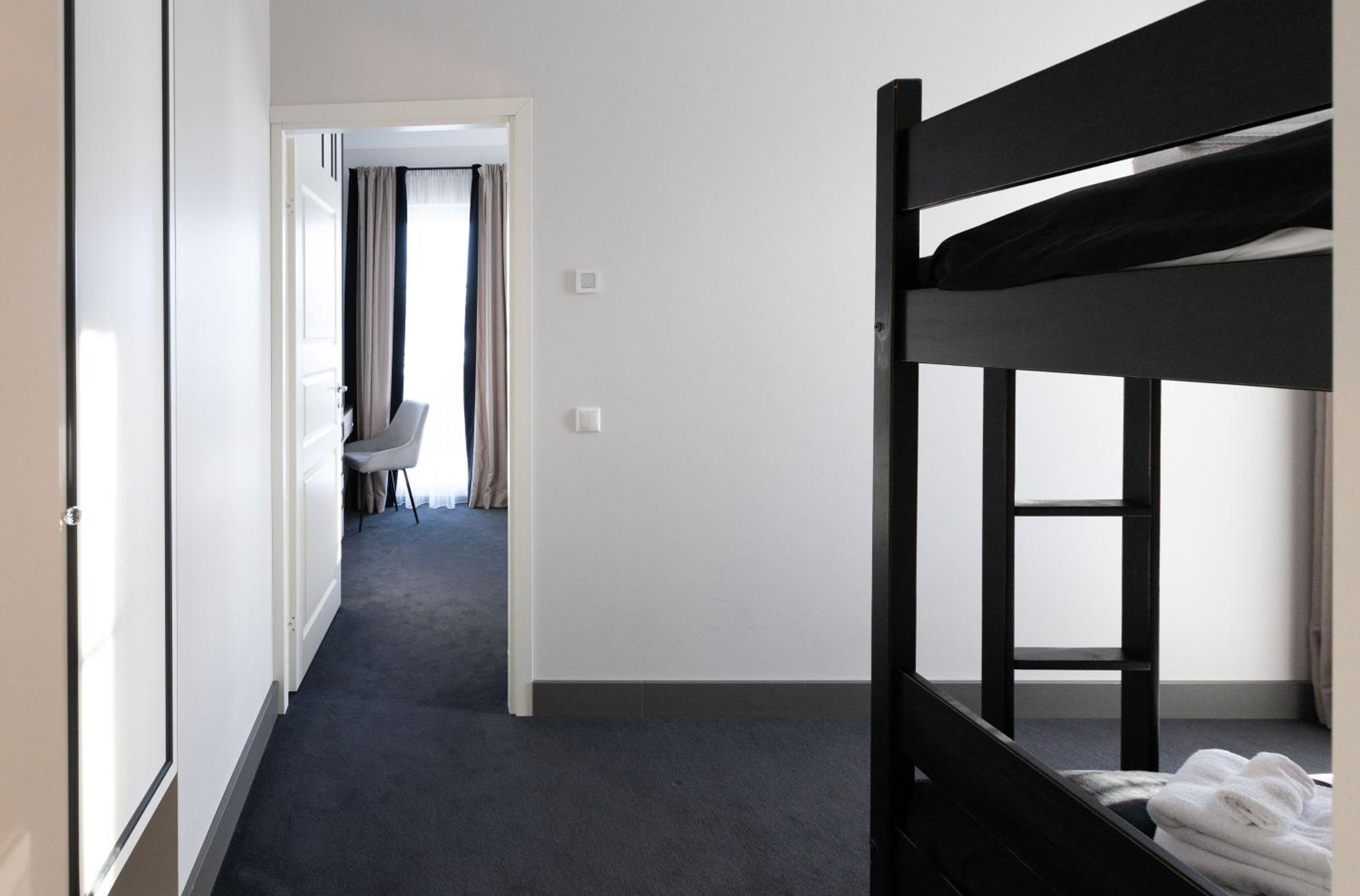 Quadruple Room with Balcony - Photo 9