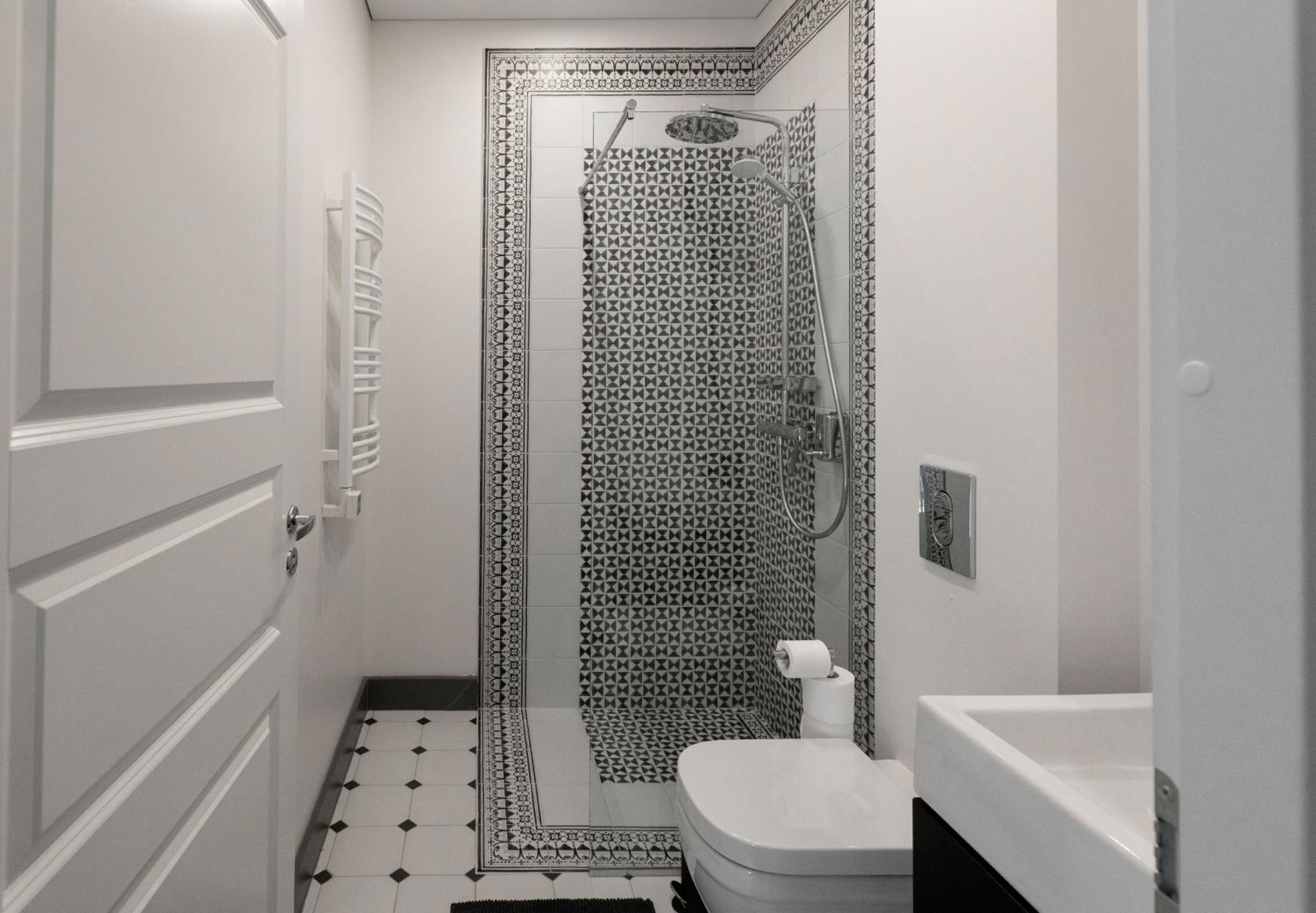Quadruple Room with Balcony - Photo 11