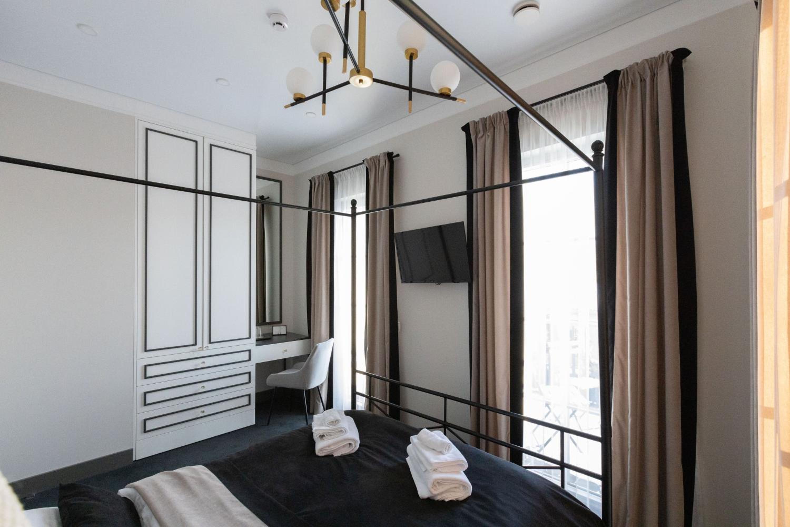 Quadruple Room with Balcony - Photo 4