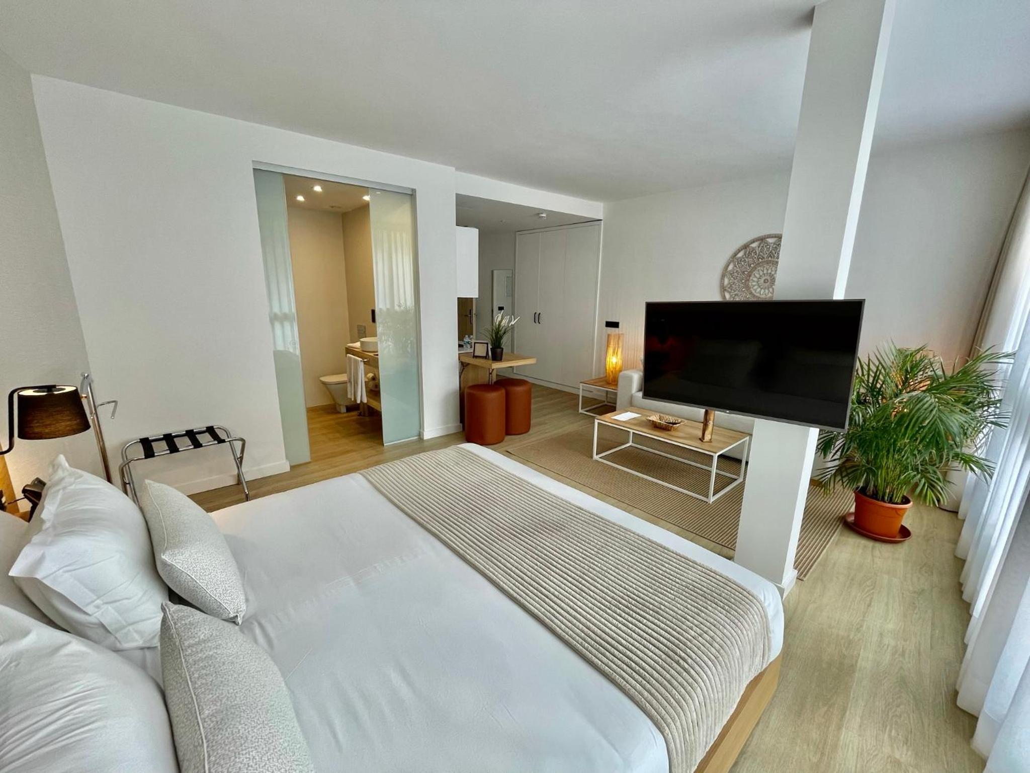 Deluxe Suite - Photo 3