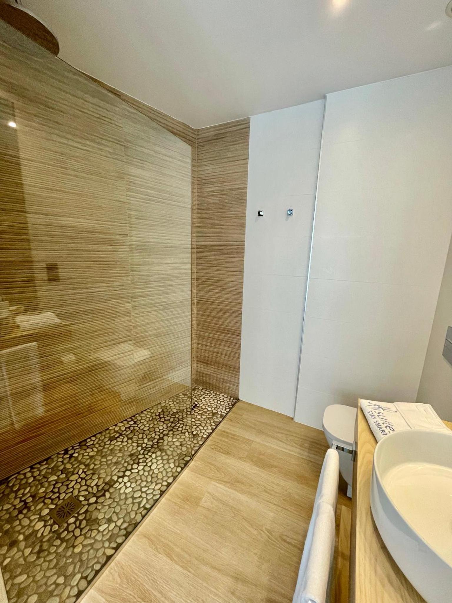 Deluxe Suite - Photo 7