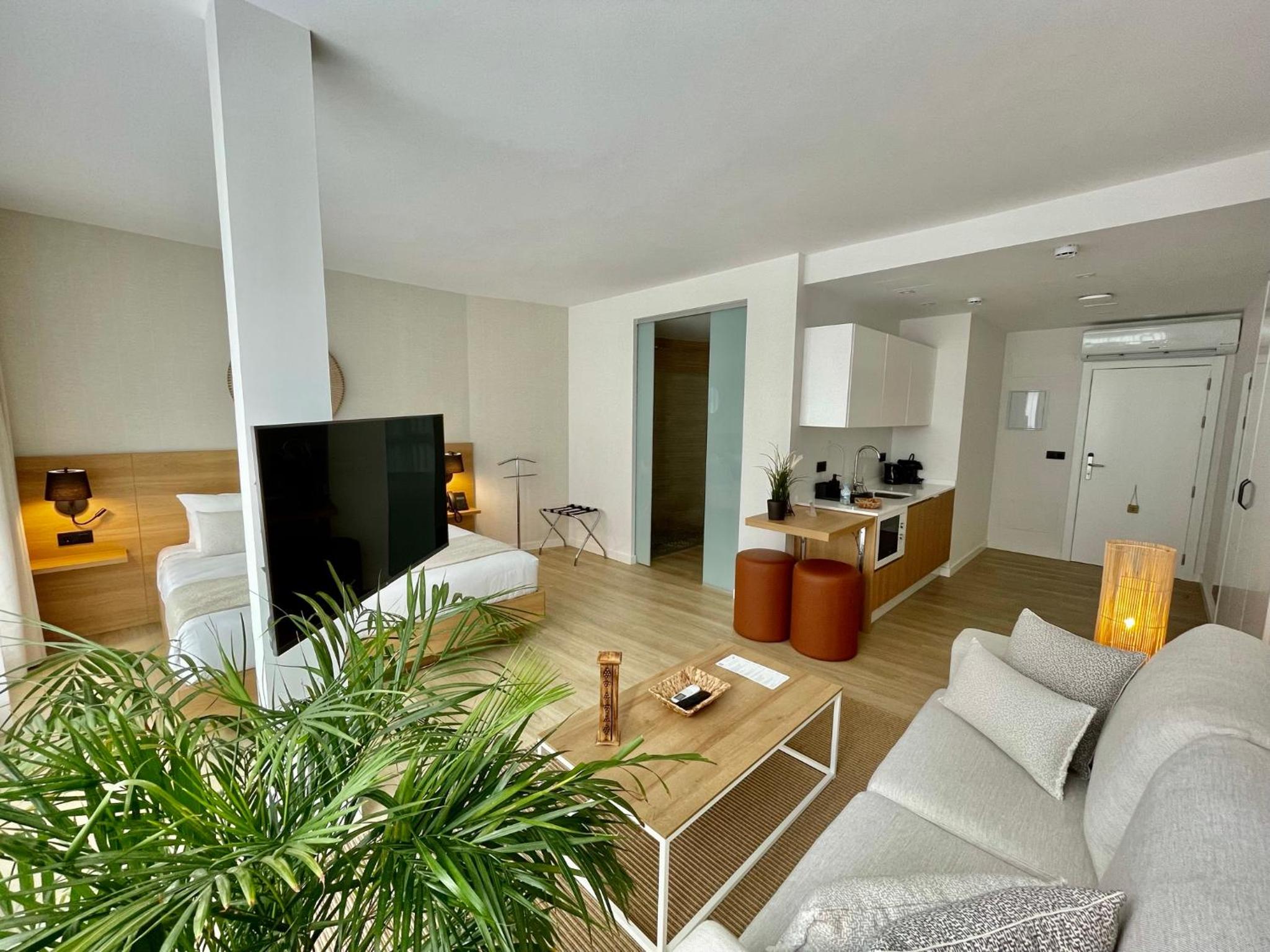 Deluxe Suite - Photo 6