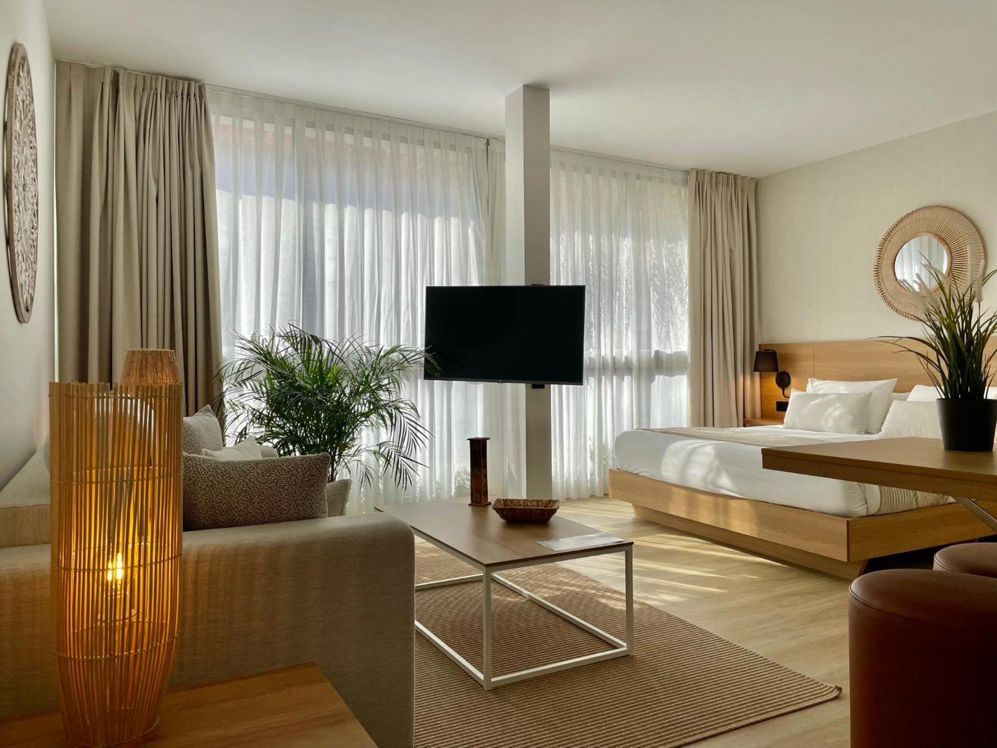 Deluxe Suite - Photo 2
