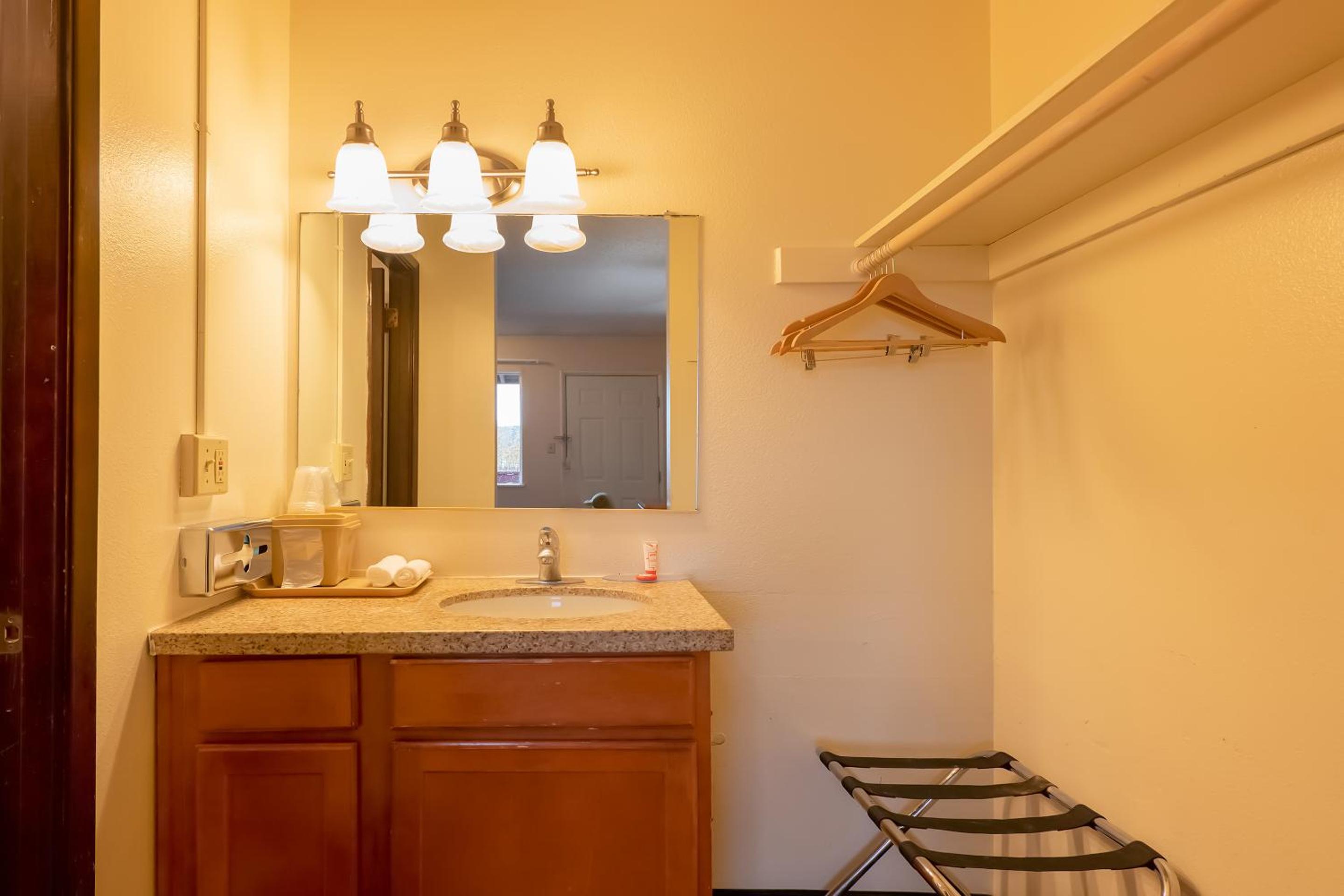 Queen Room - Disability Access photo 2