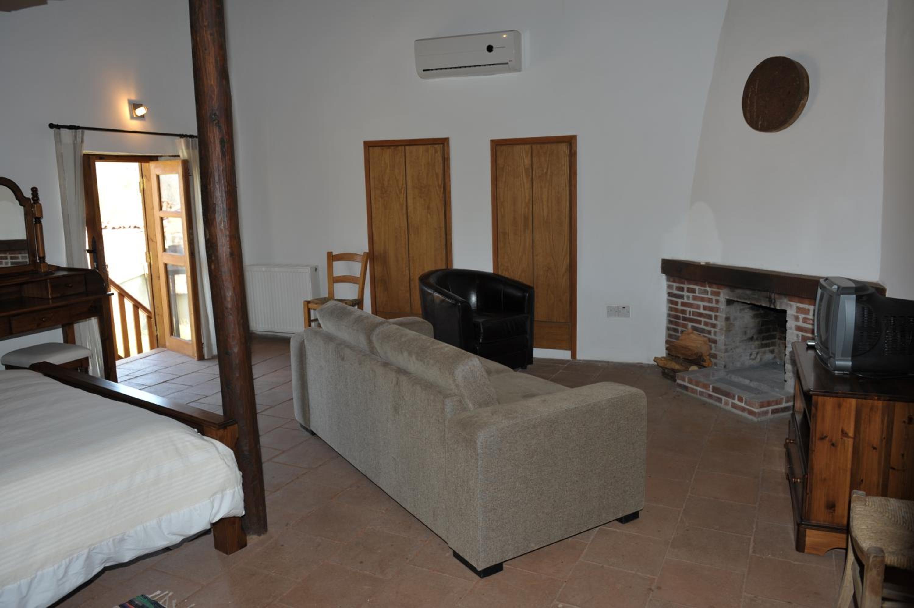 Executive Suite - Photo 7