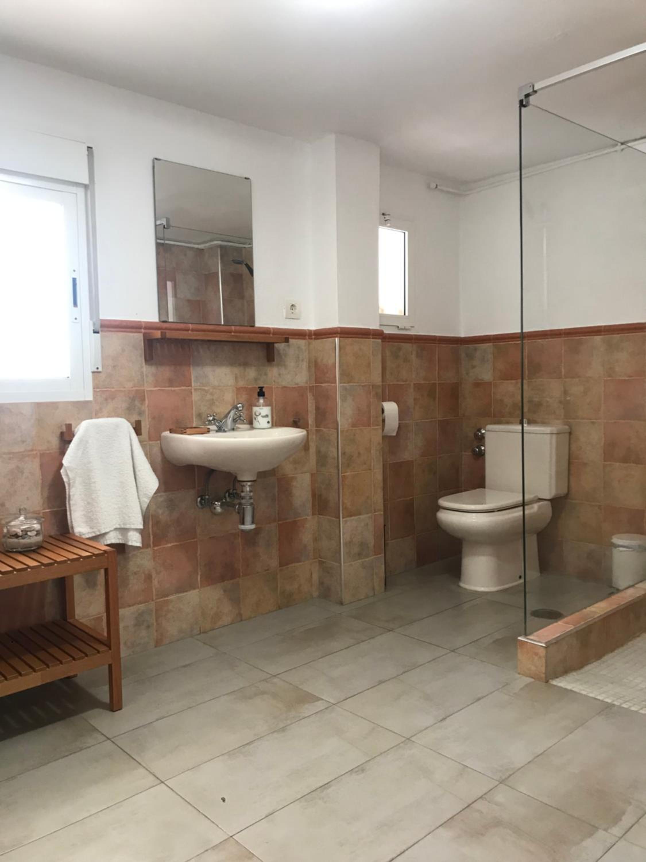 Five-Bedroom House photo 2