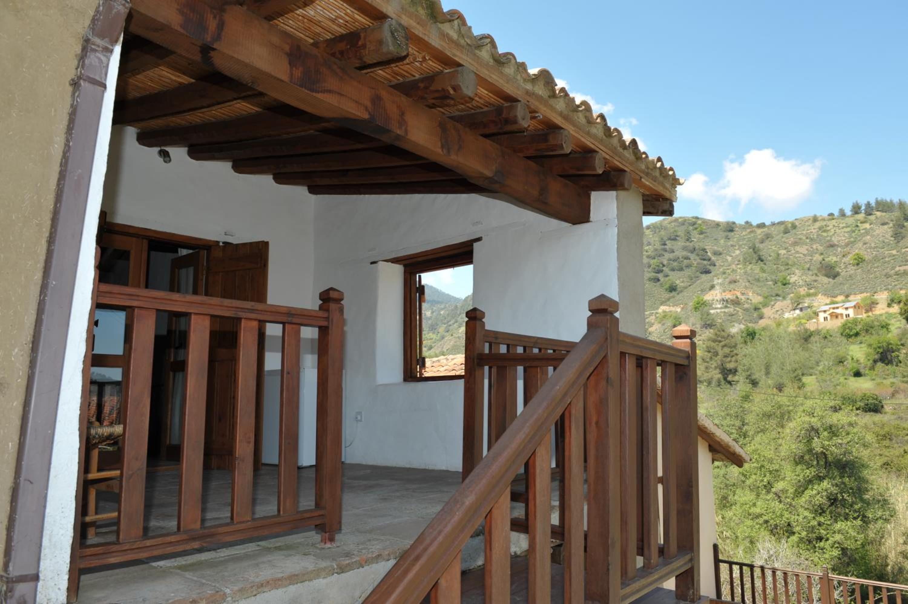 Deluxe Double Room with Balcony - Photo 4