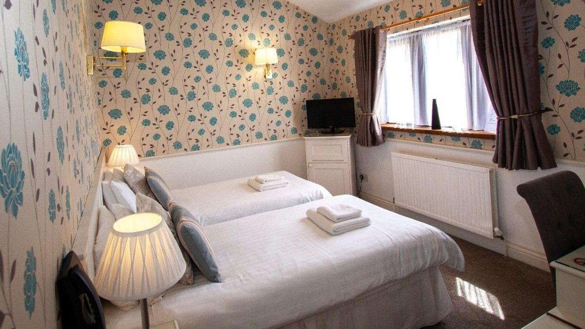 Twin Room with Private Bathroom photo 3
