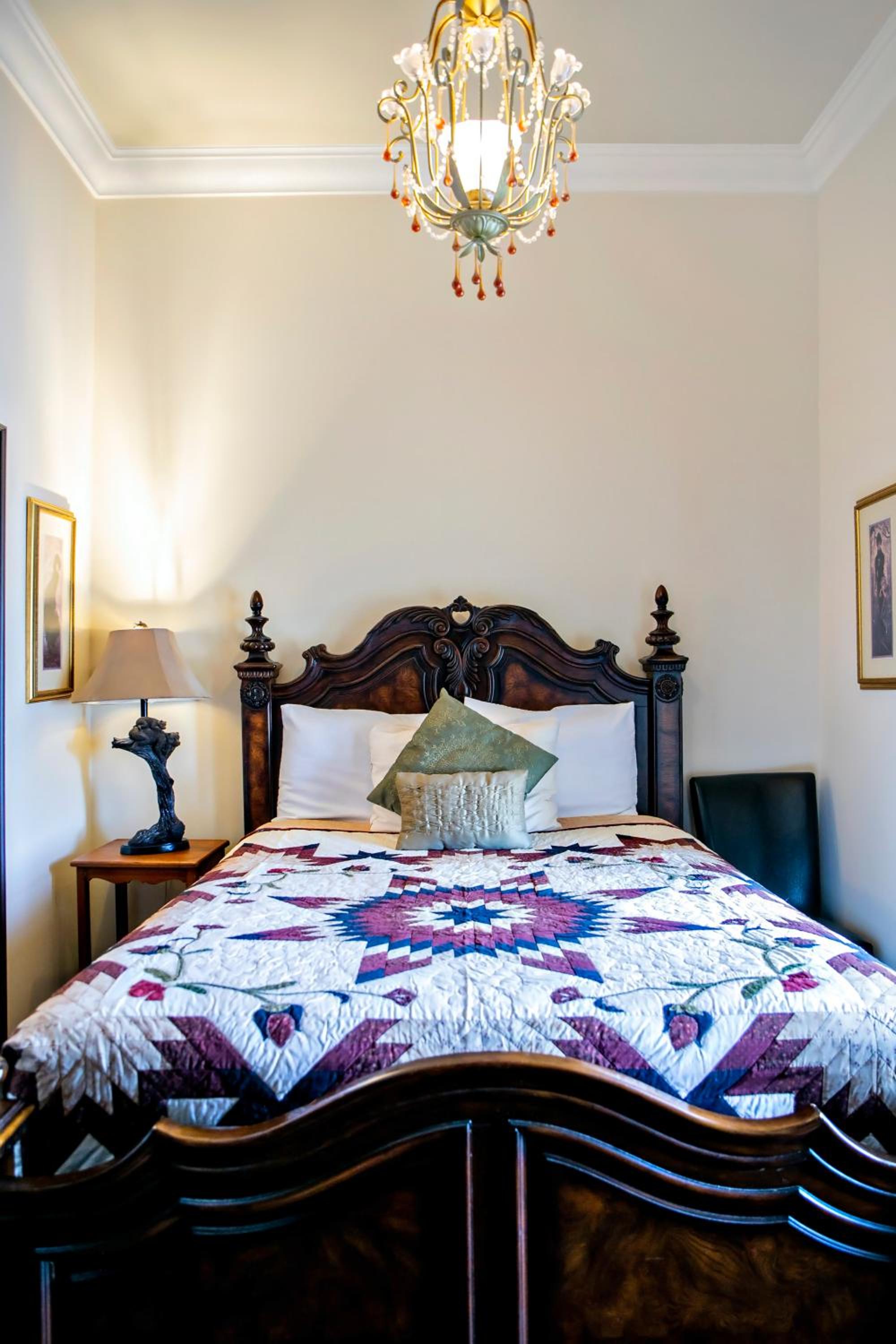 Queen Room photo 1