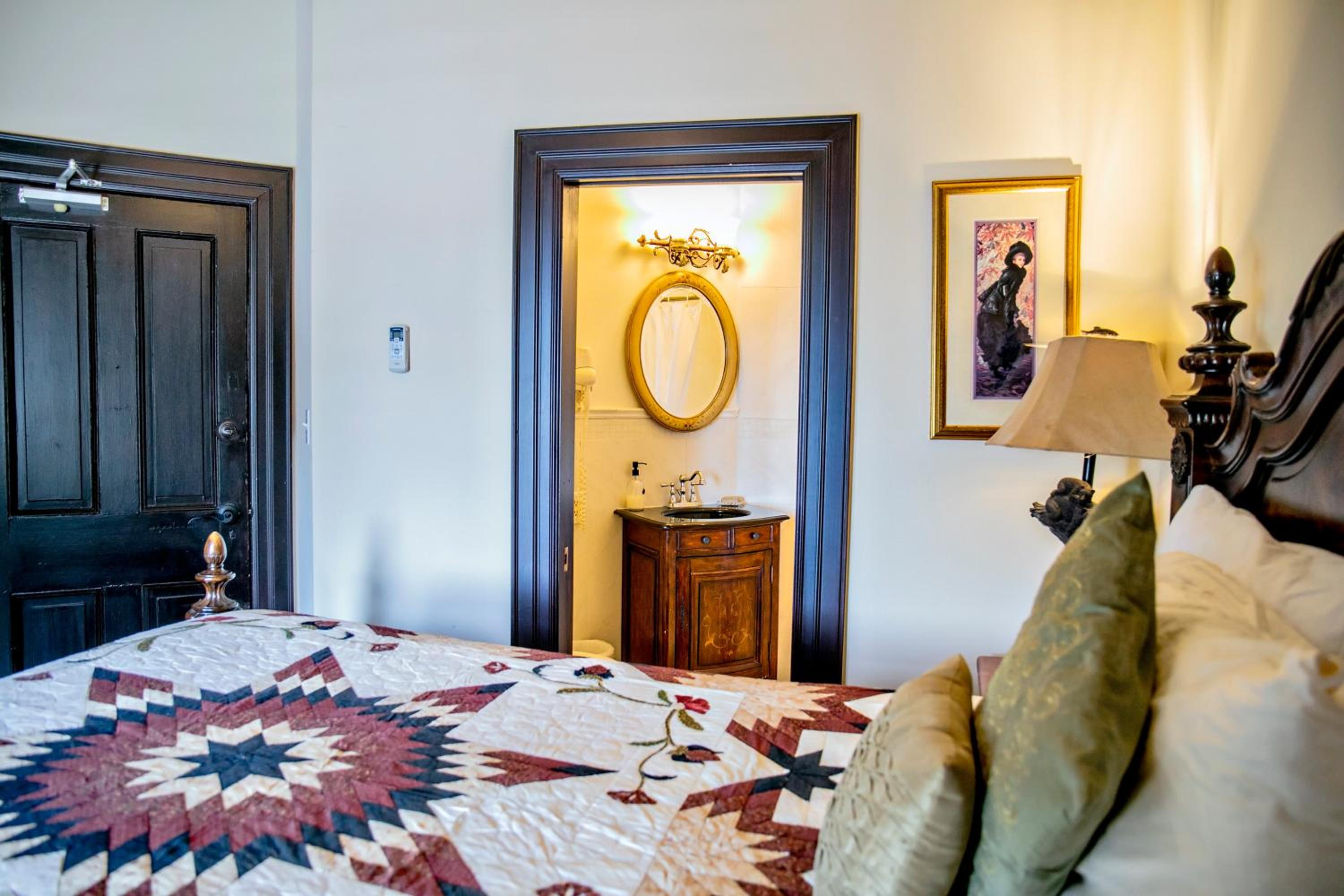 Queen Room photo 2