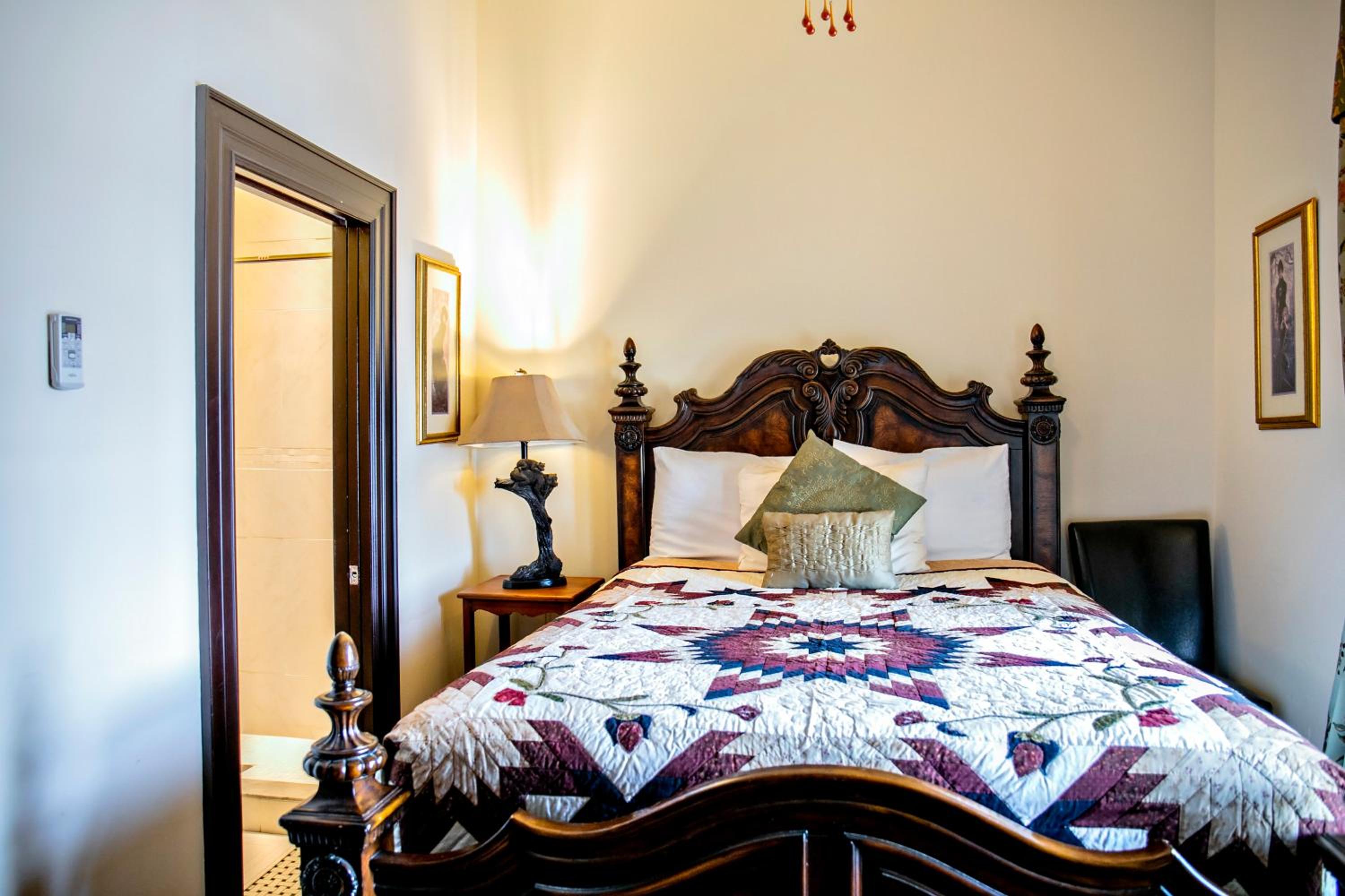 Queen Room photo 3