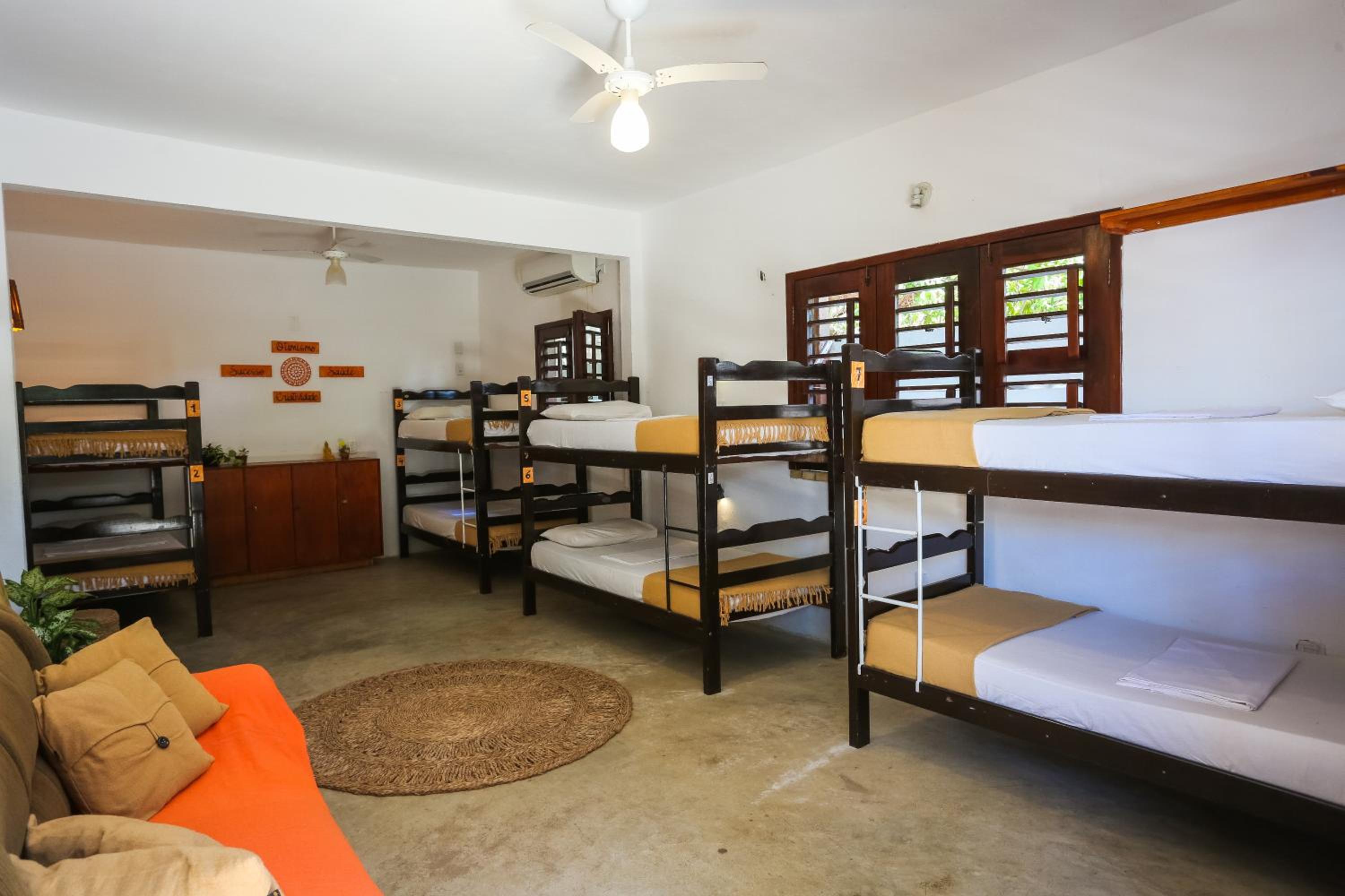 Bed in 8-Bed Mixed Dormitory Room photo 1