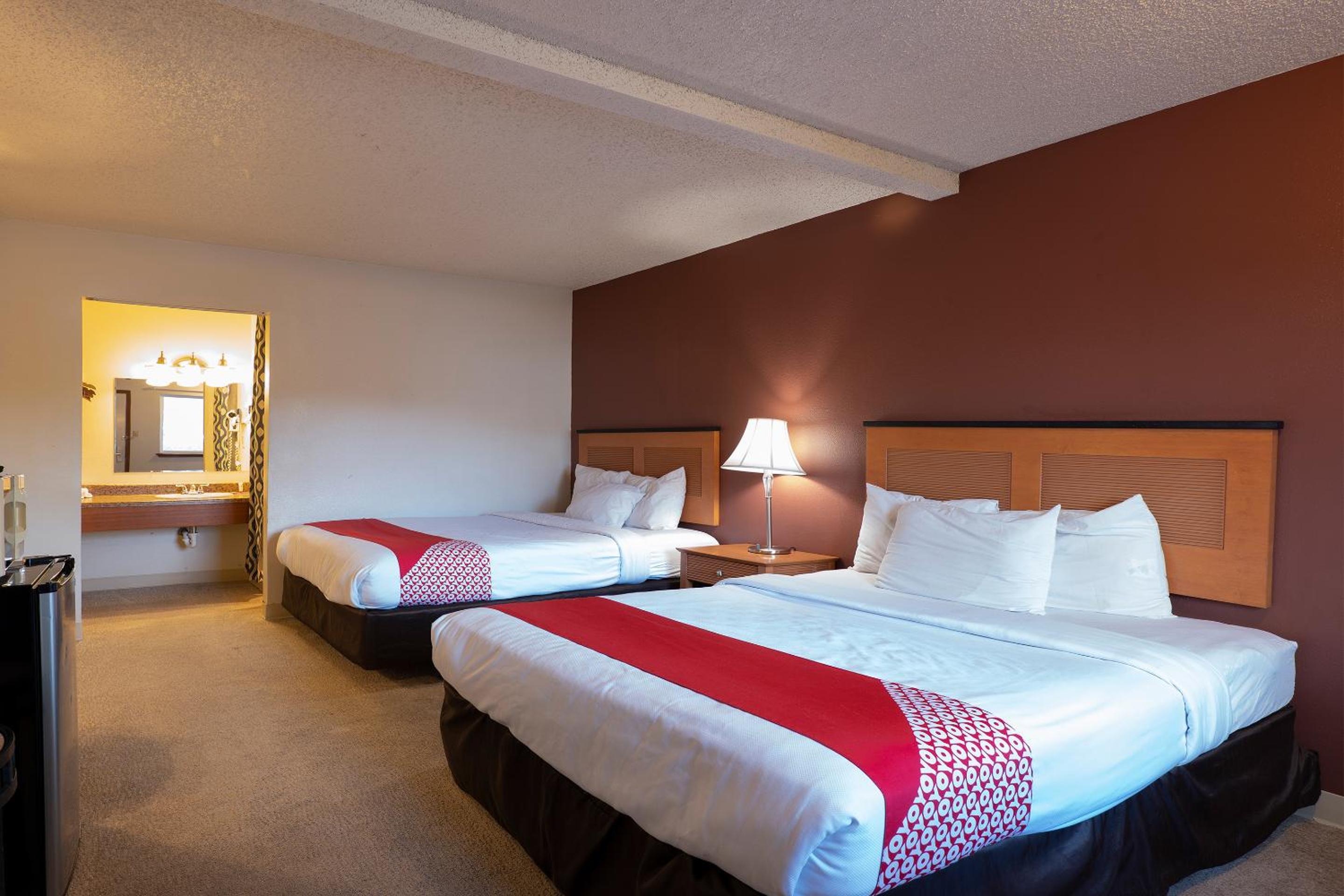 Queen Room With Two Queen Beds - Disability Access photo 3