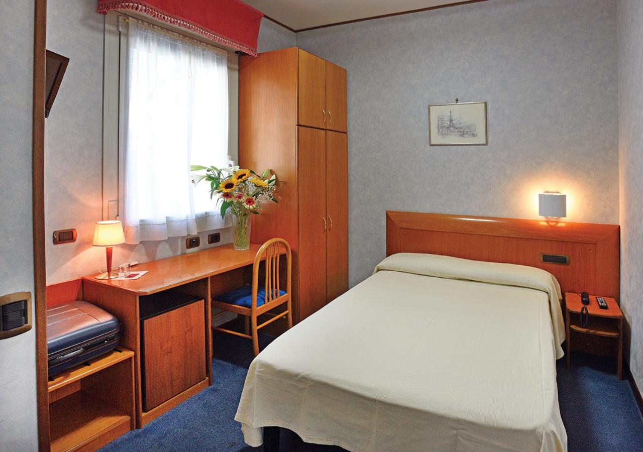 Single Room photo 3