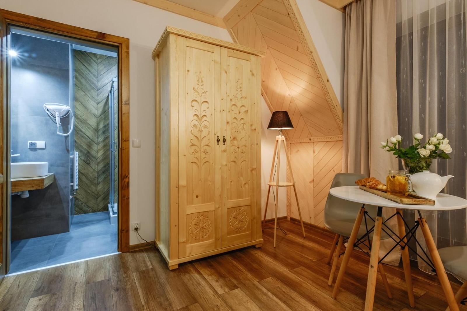 Double Room with Balcony - Photo 3