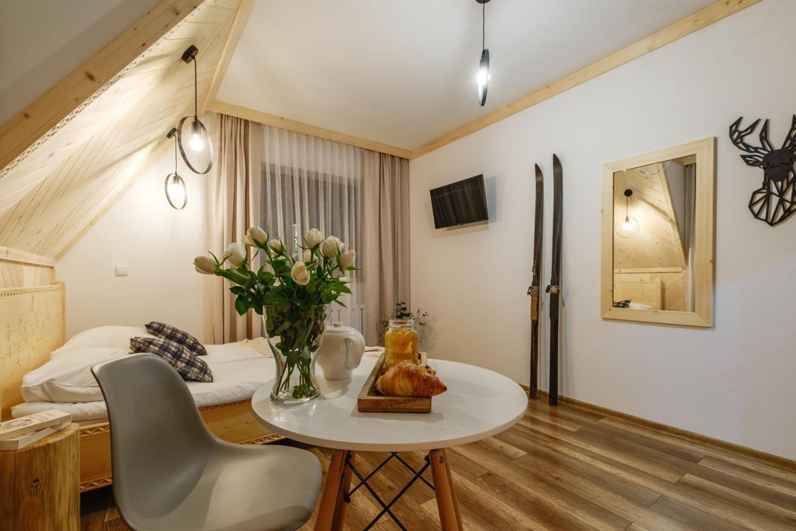 Double Room with Balcony - Photo 10