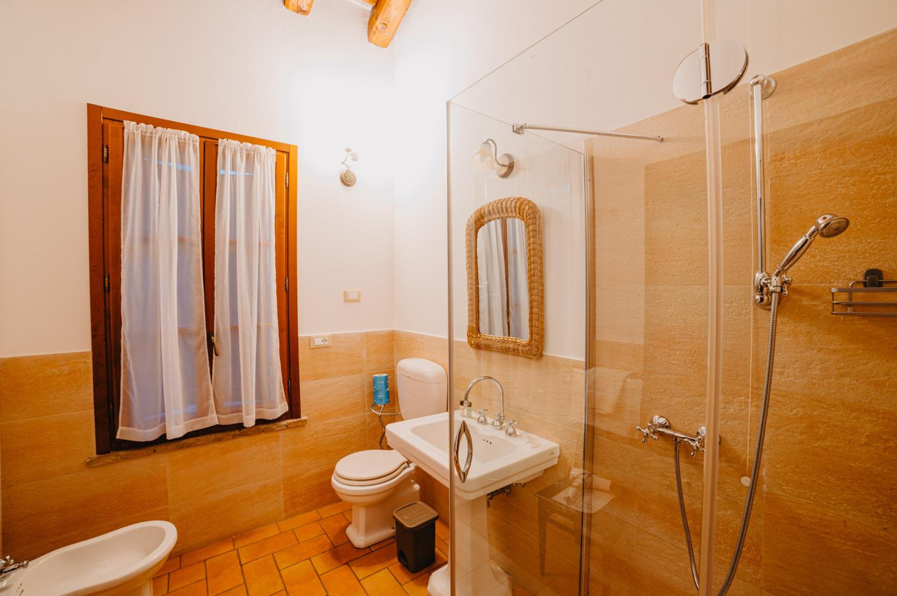 Large Twin Room - Photo 3