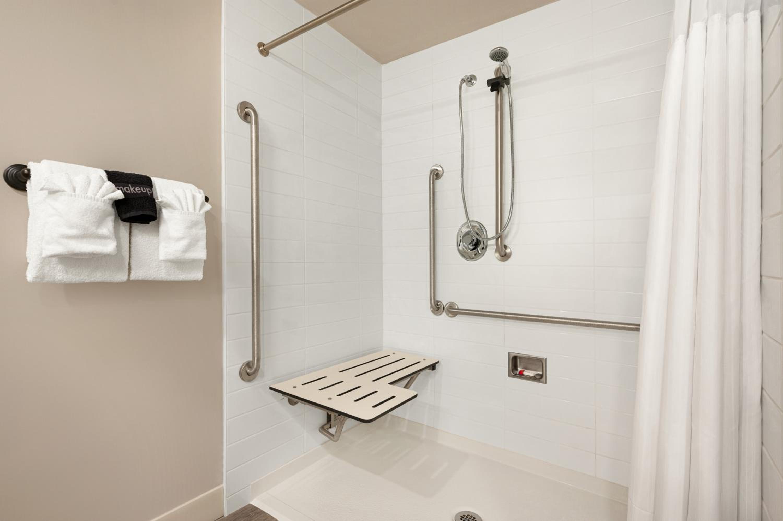 Queen Room - Mobility Access/Non-Smoking - Photo 3