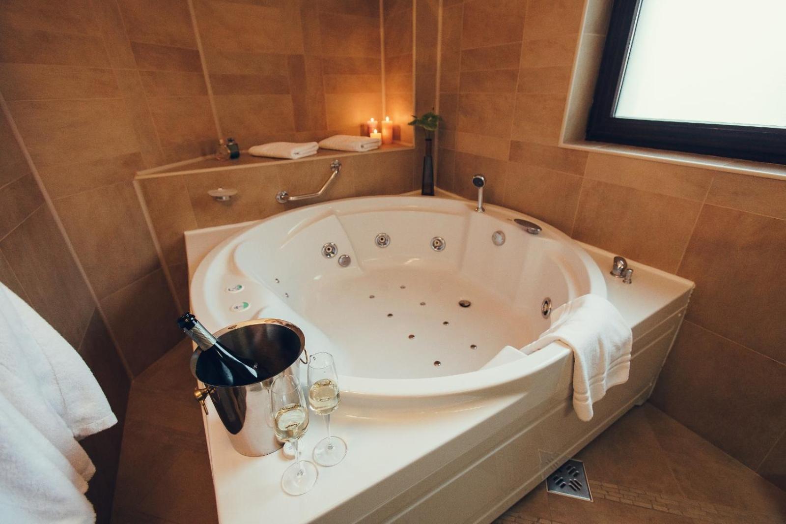 Deluxe One-Bedroom Suite (2 Adults + 2 Children) - Photo 47