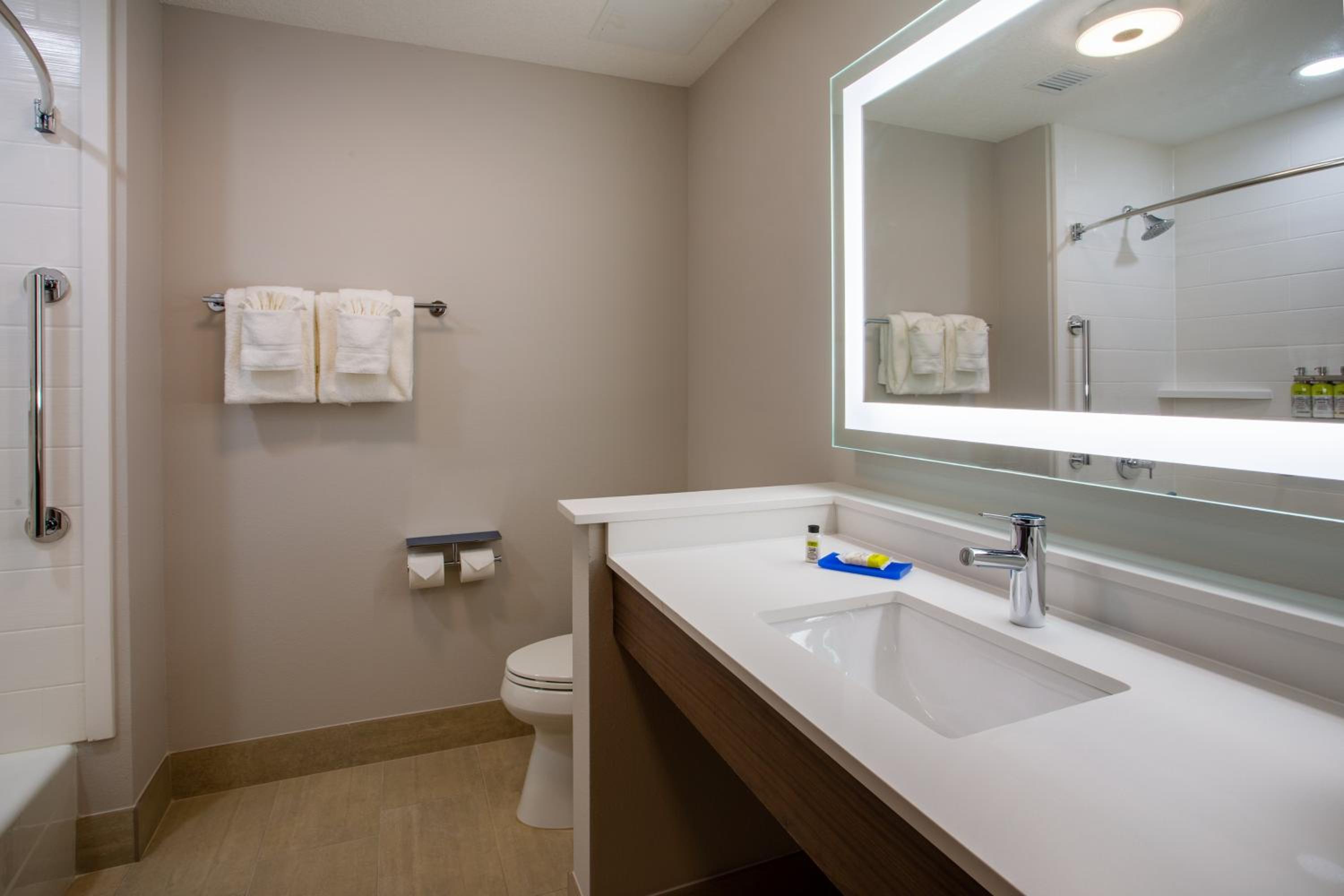 Standard Queen Room with Two Queen Beds and Mobility Accessible Tub - Photo 2