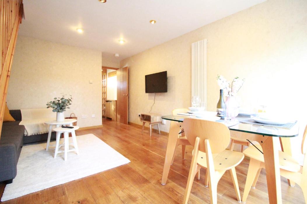 Two-Bedroom House - Photo 4