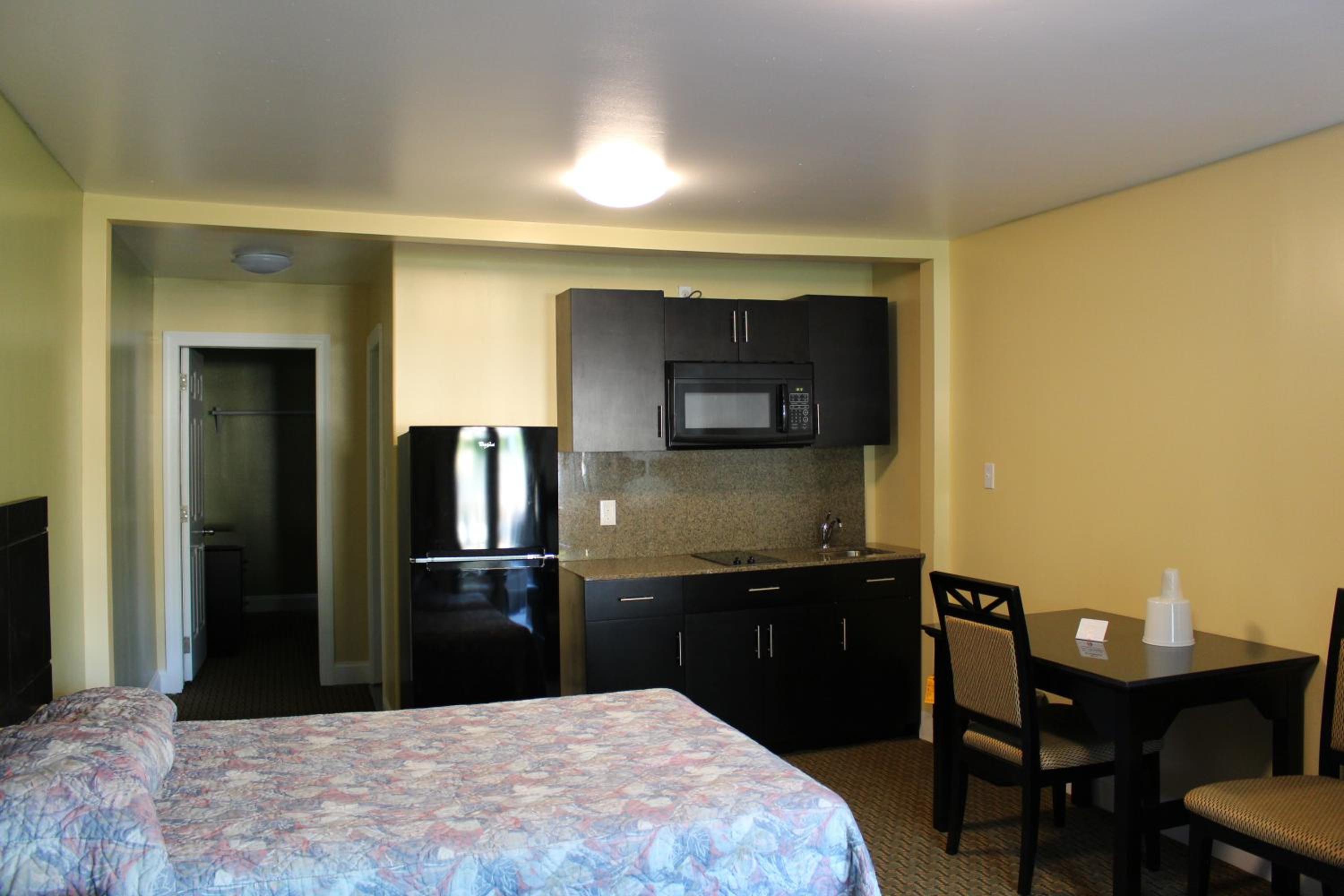 Three-Bedroom Apartment photo 3