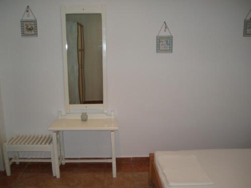Economy Twin Room photo 2