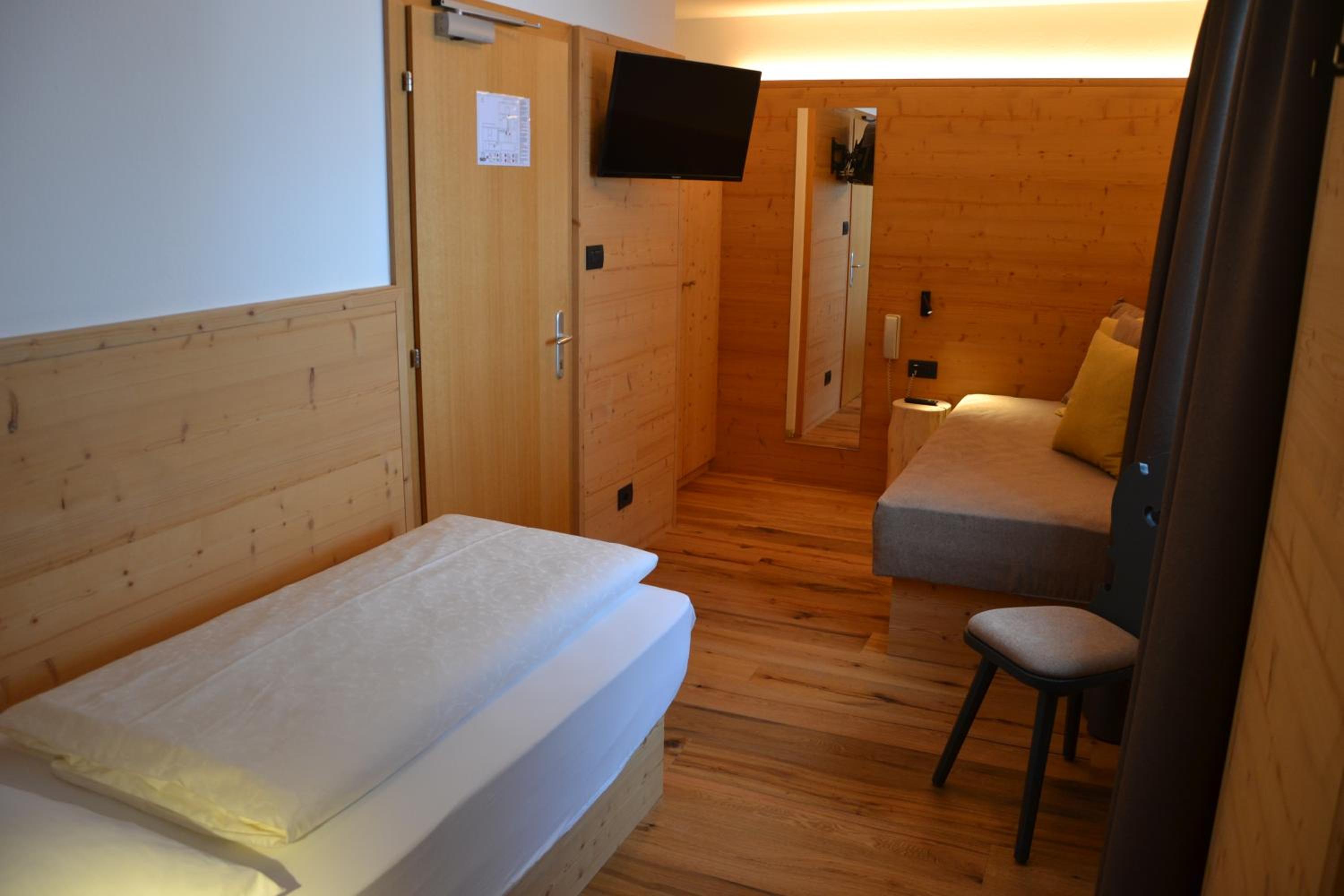 Budget Twin Room photo 3